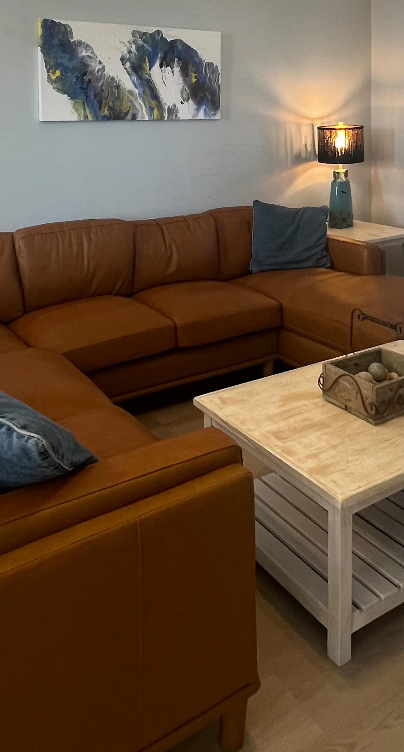 Lovely cottage with screened porches - access to hot tub & gym