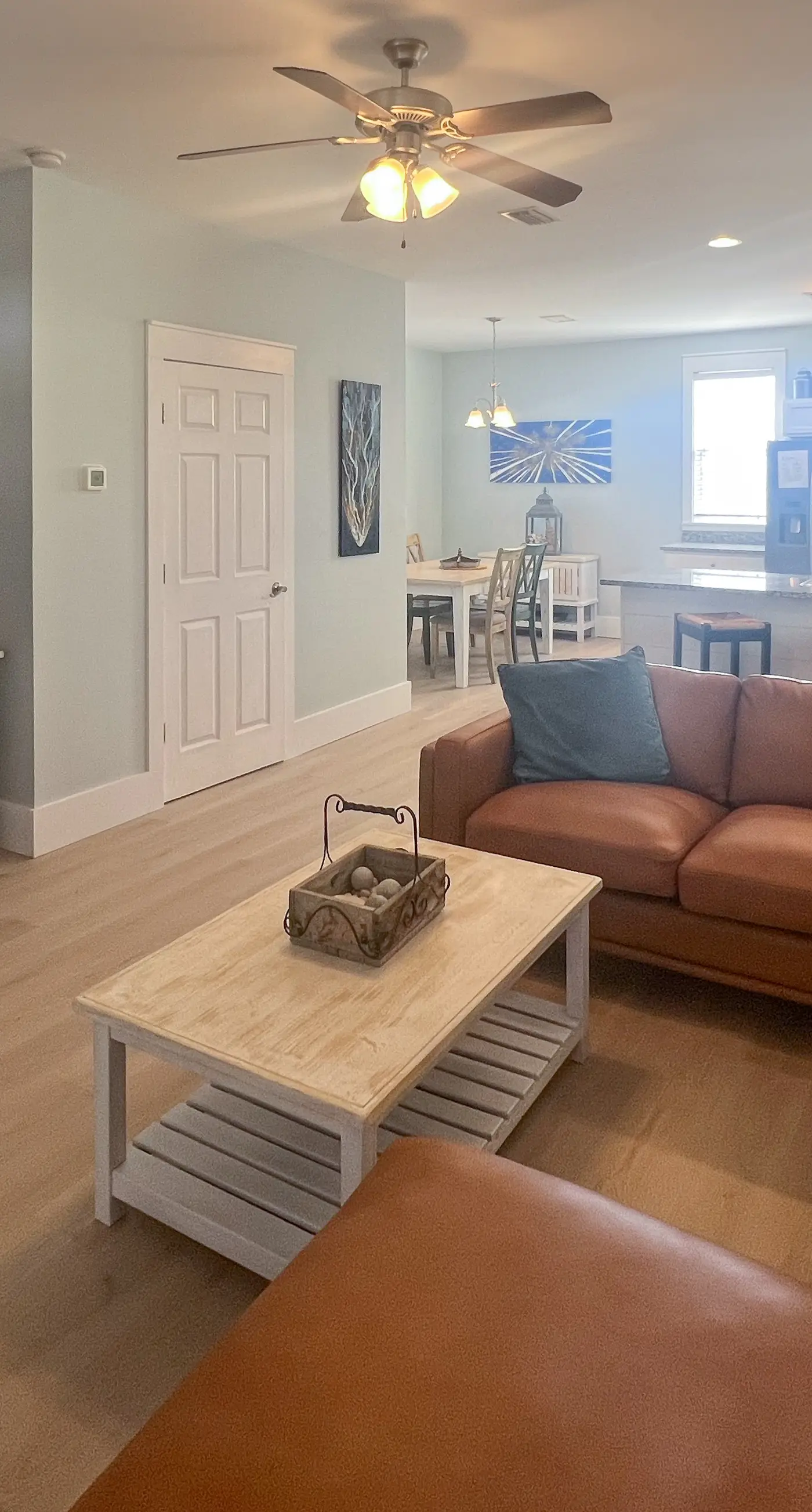 Lovely cottage with screened porches - access to hot tub & gym