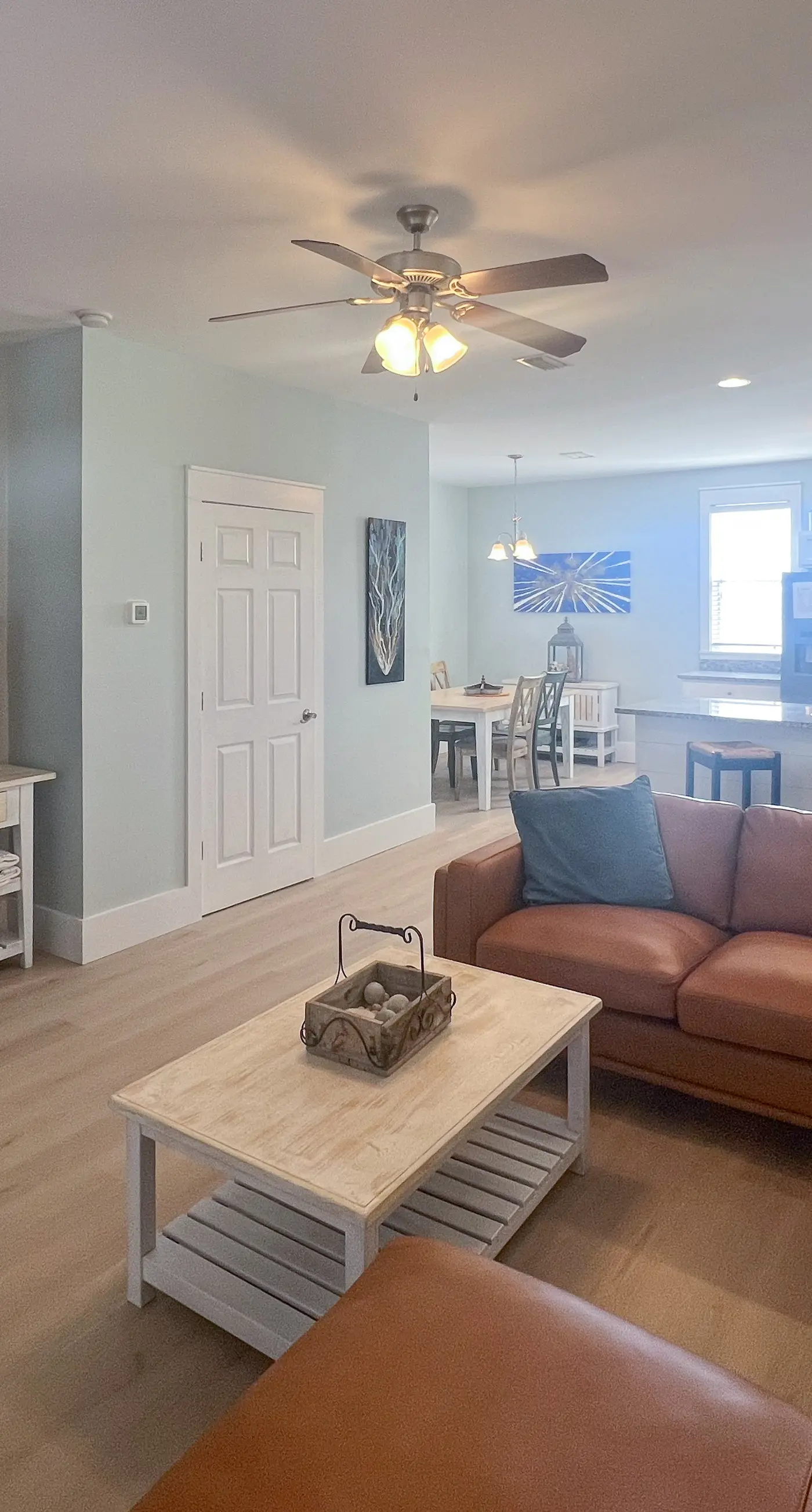 Lovely cottage with screened porches - access to hot tub & gym