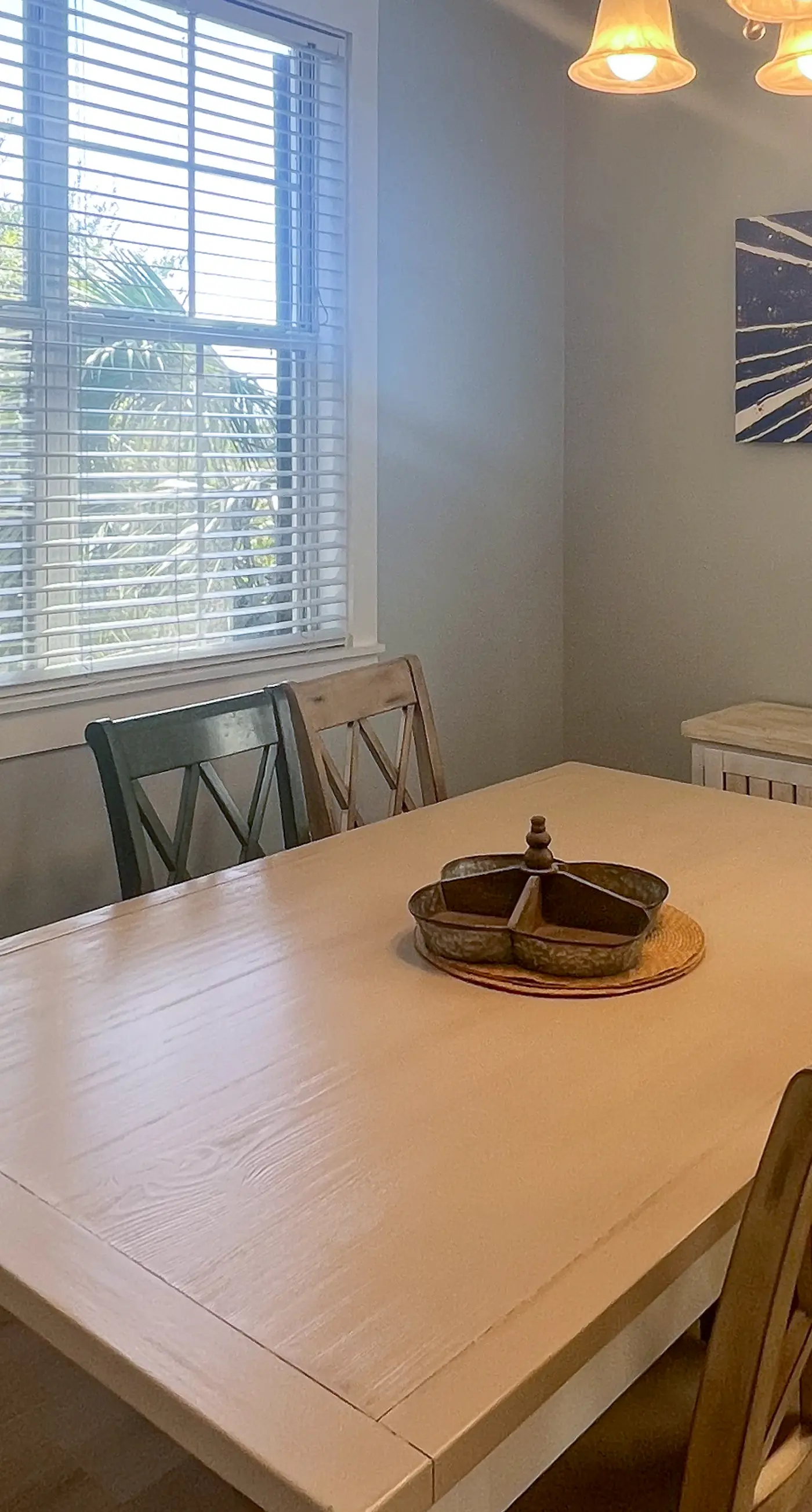 Lovely cottage with screened porches - access to hot tub & gym