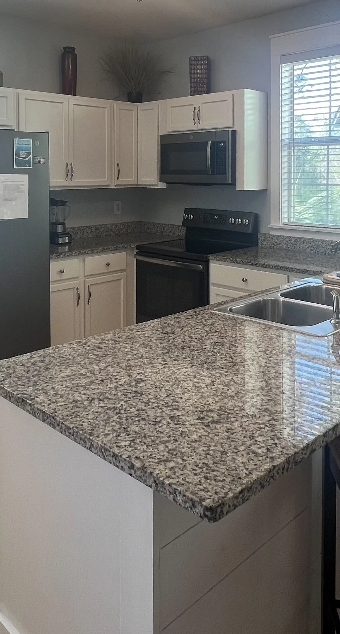 Lovely cottage with screened porches - access to hot tub & gym