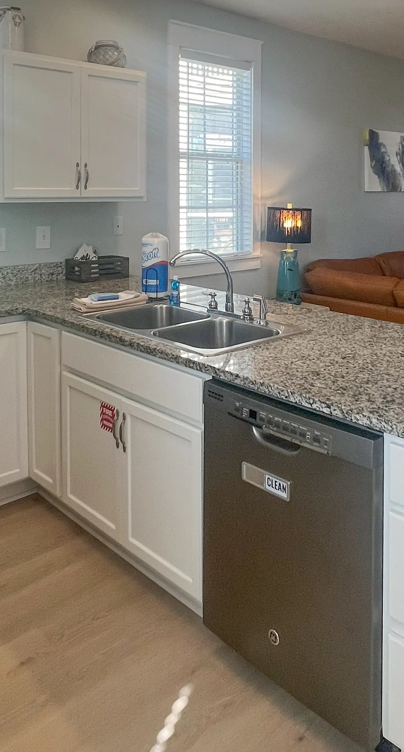 Lovely cottage with screened porches - access to hot tub & gym