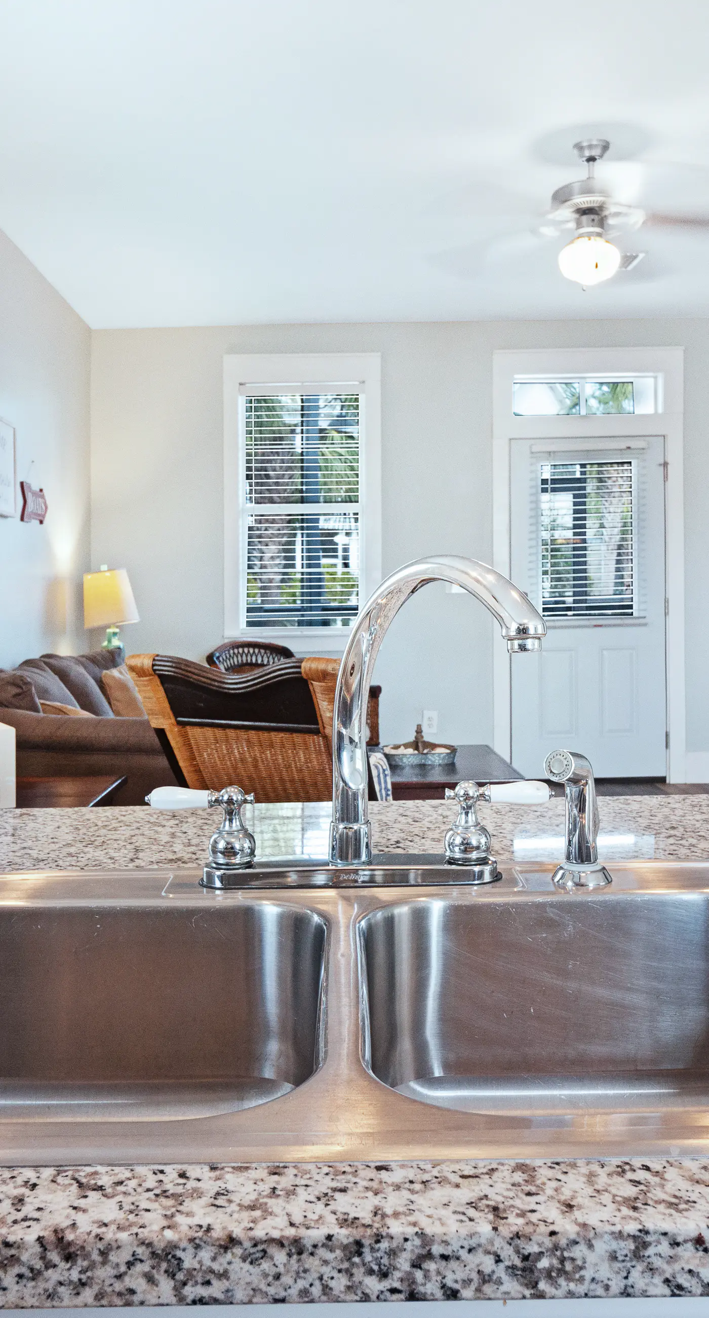 Lovely cottage with screened porches - access to hot tub & gym