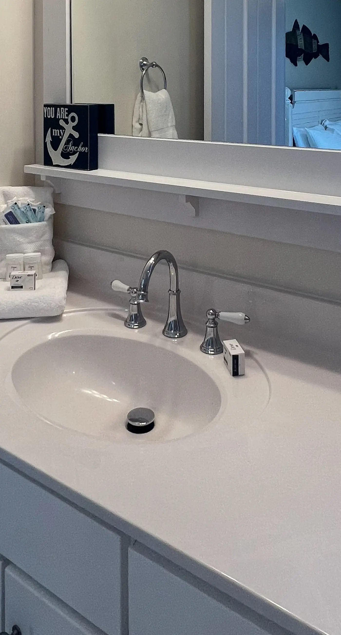 Lovely cottage with screened porches - access to hot tub & gym