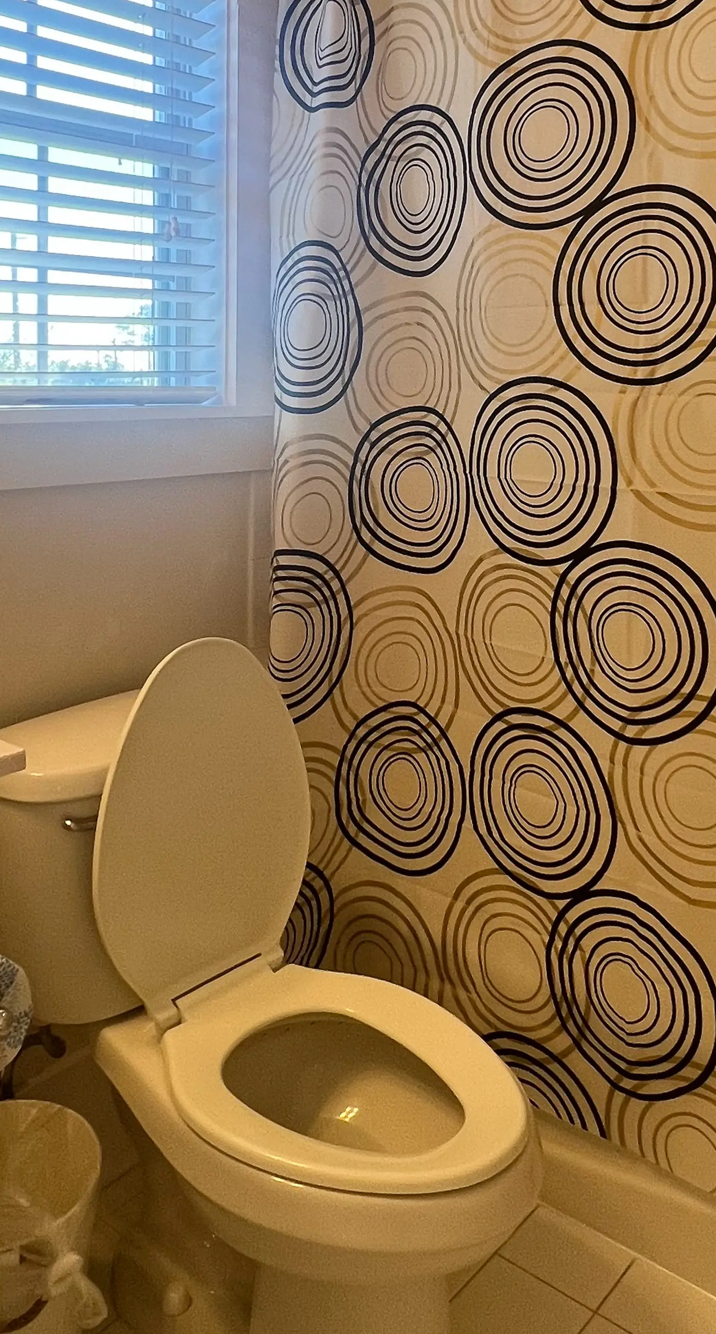 Lovely cottage with screened porches - access to hot tub & gym