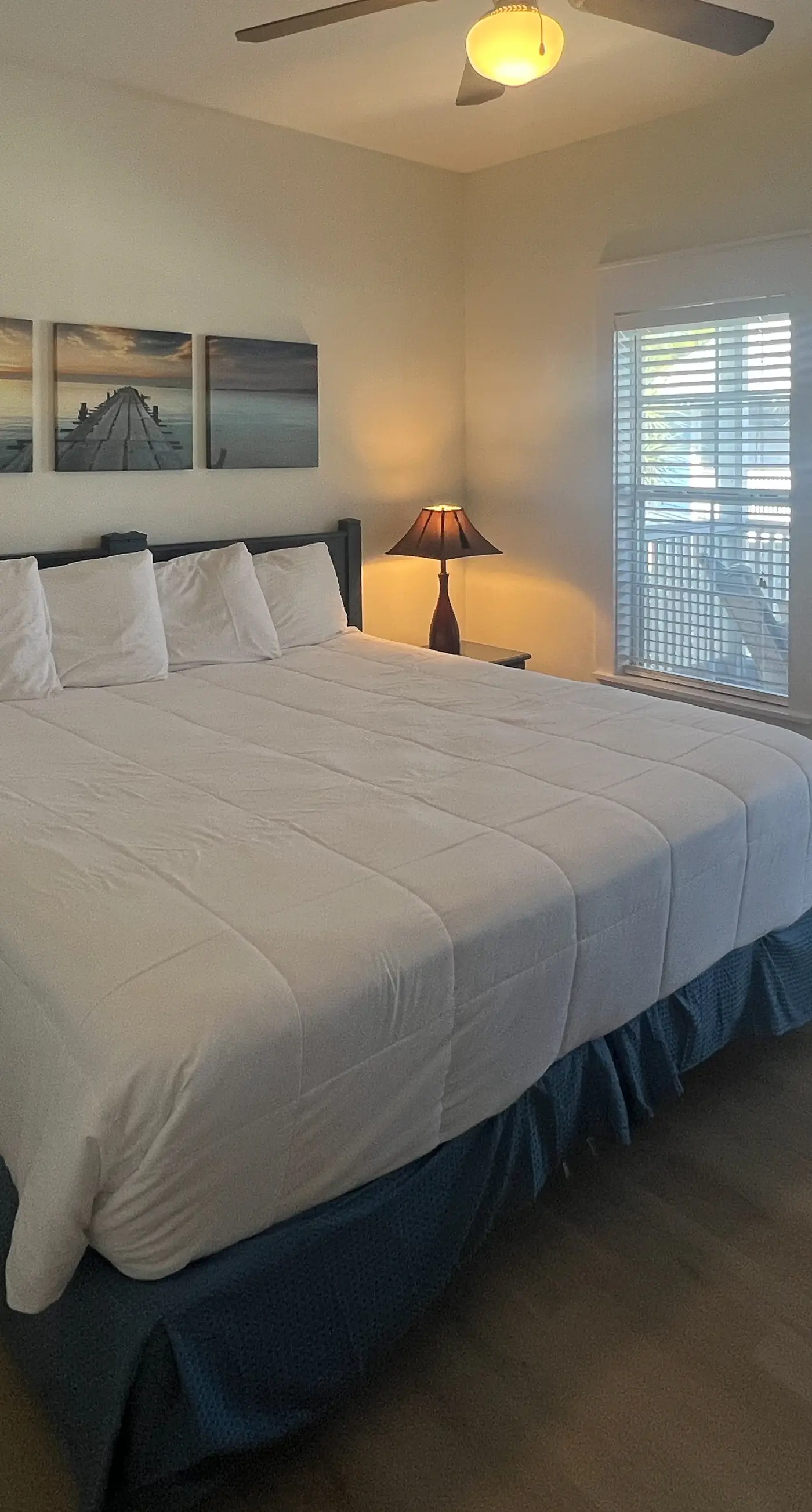 Lovely cottage with screened porches - access to hot tub & gym