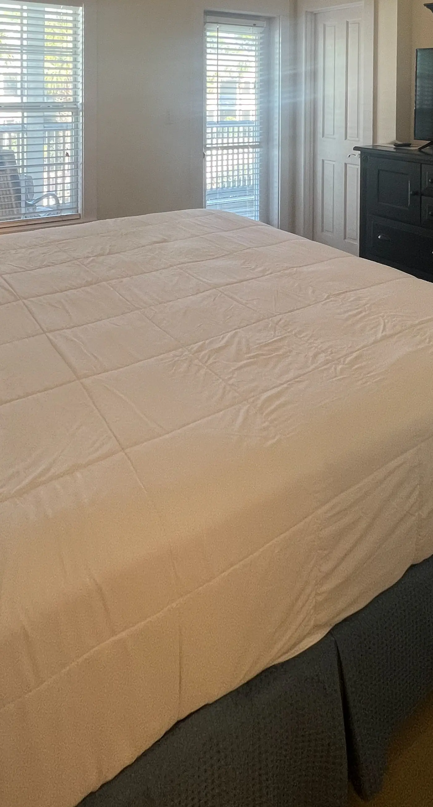 Lovely cottage with screened porches - access to hot tub & gym