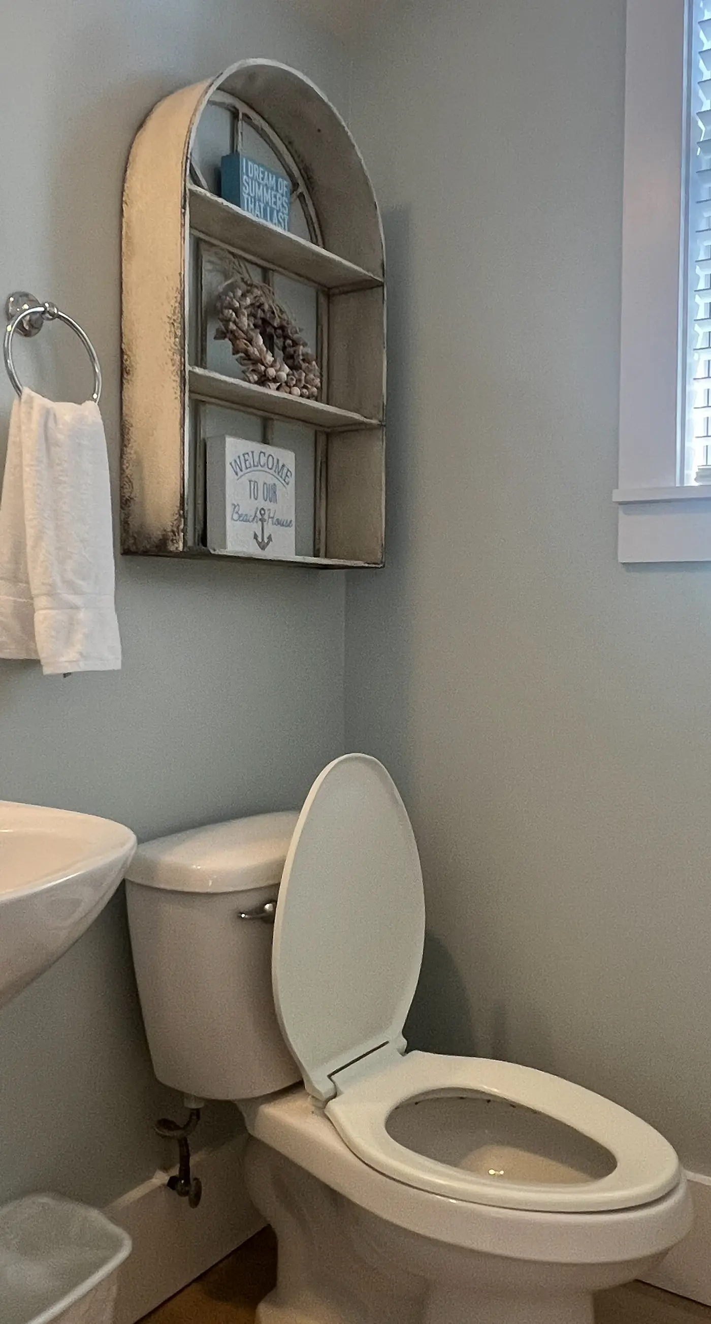 Lovely cottage with screened porches - access to hot tub & gym