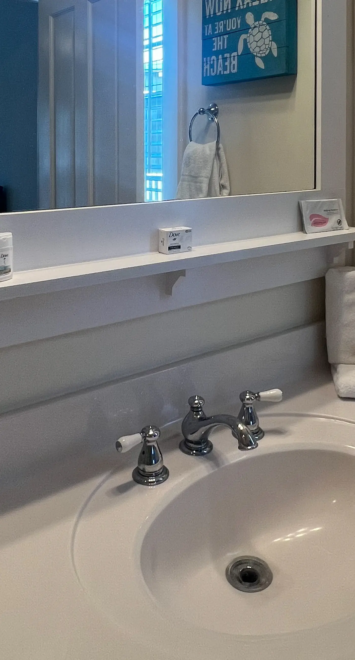 Lovely cottage with screened porches - access to hot tub & gym