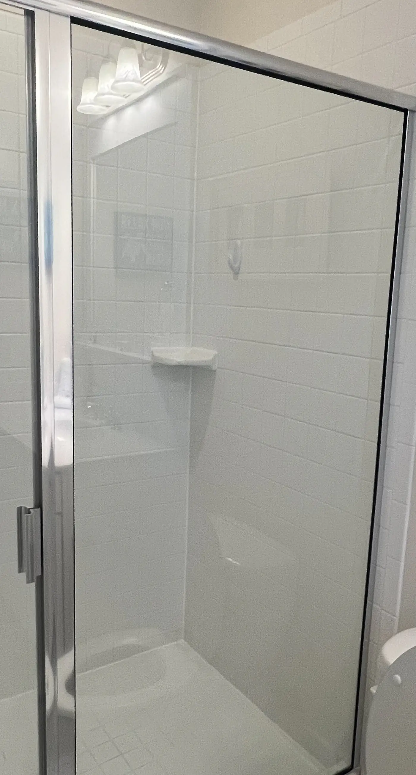 Lovely cottage with screened porches - access to hot tub & gym