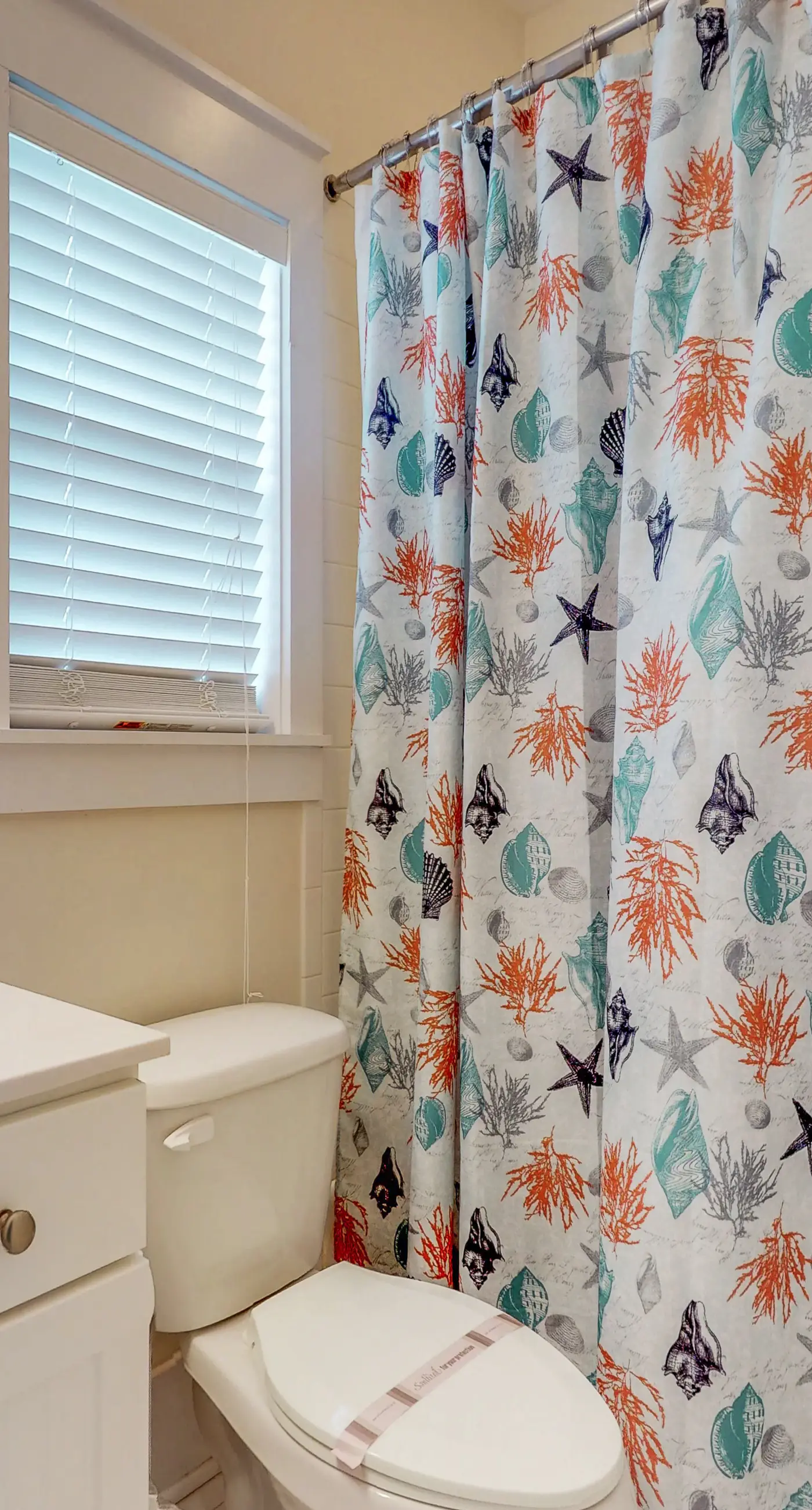 Lovely cottage with screened porches - access to hot tub & gym