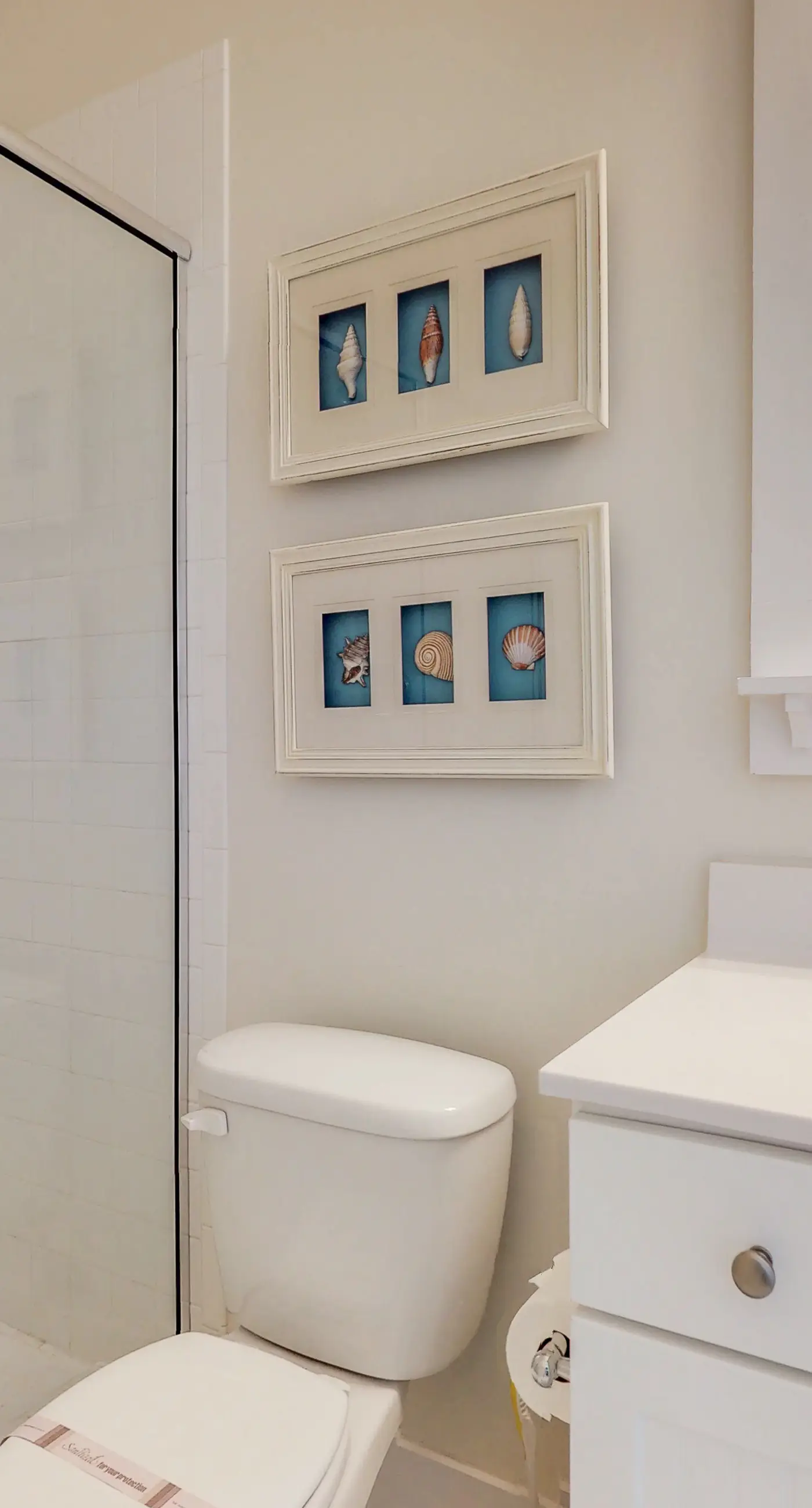 Lovely cottage with screened porches - access to hot tub & gym