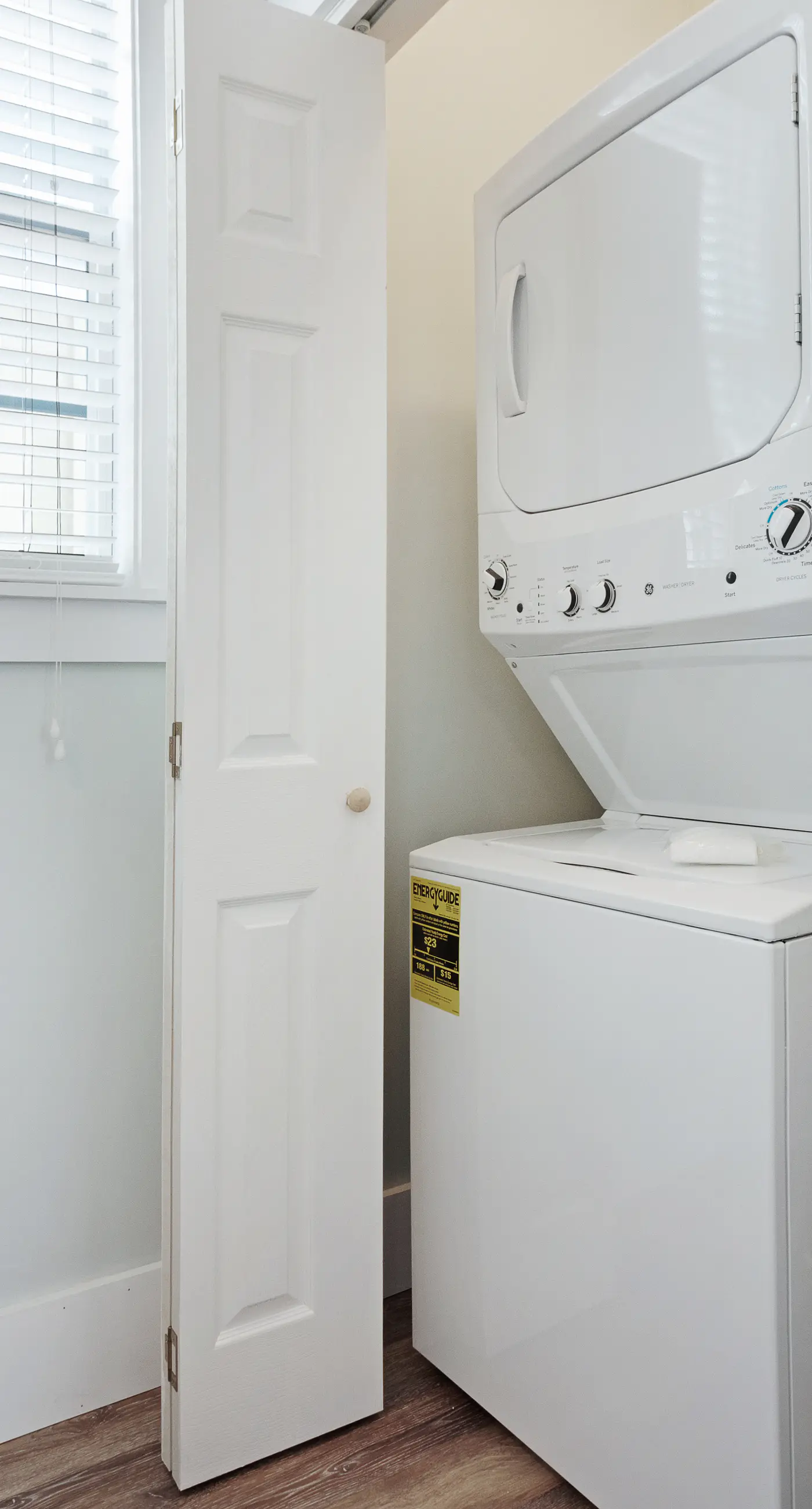 Lovely cottage with screened porches - access to hot tub & gym