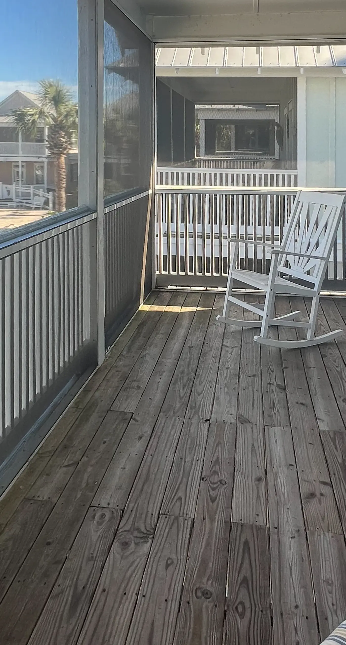 Lovely cottage with screened porches - access to hot tub & gym