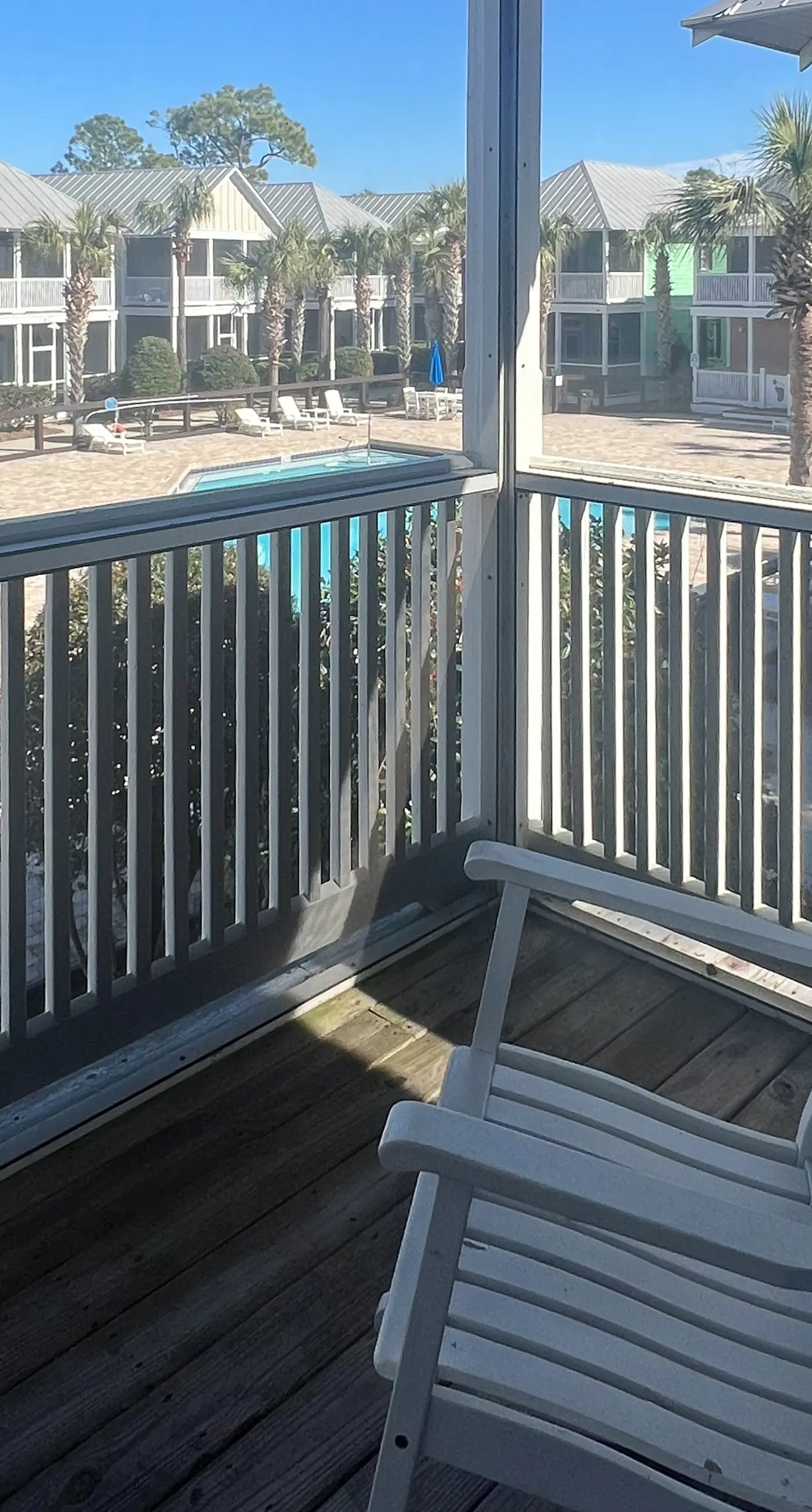 Lovely cottage with screened porches - access to hot tub & gym