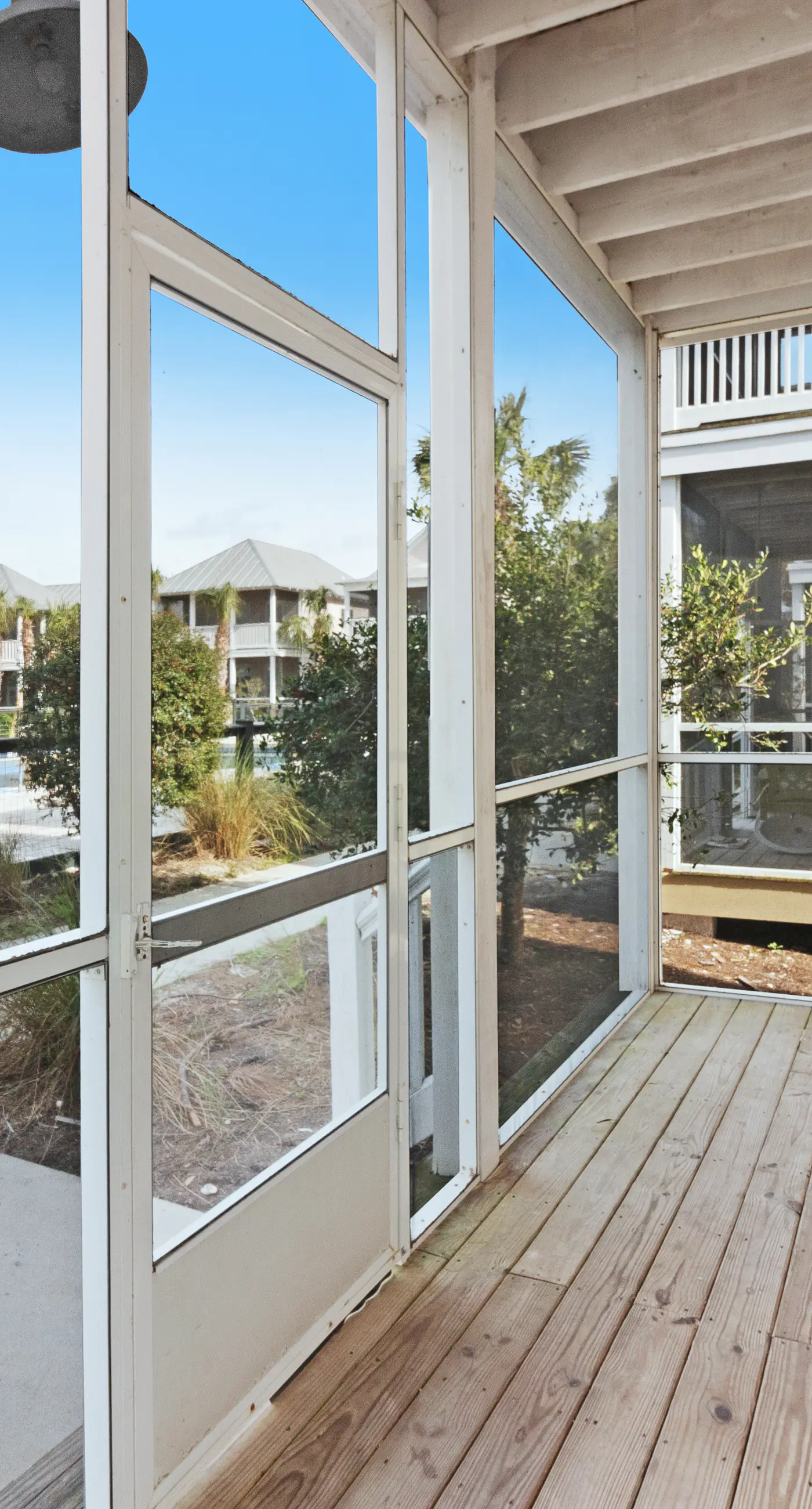 Lovely cottage with screened porches - access to hot tub & gym