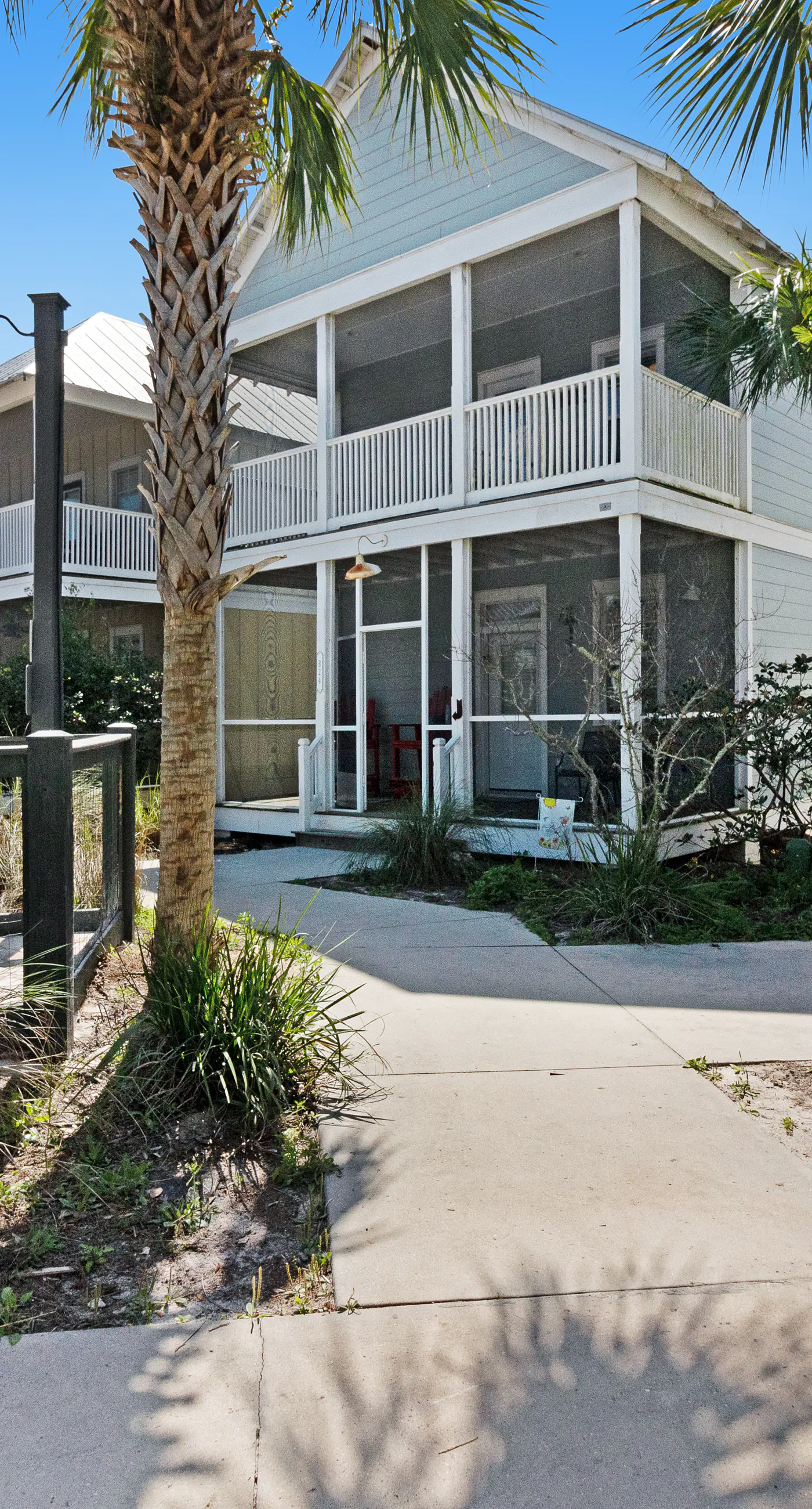 Lovely cottage with screened porches - access to hot tub & gym
