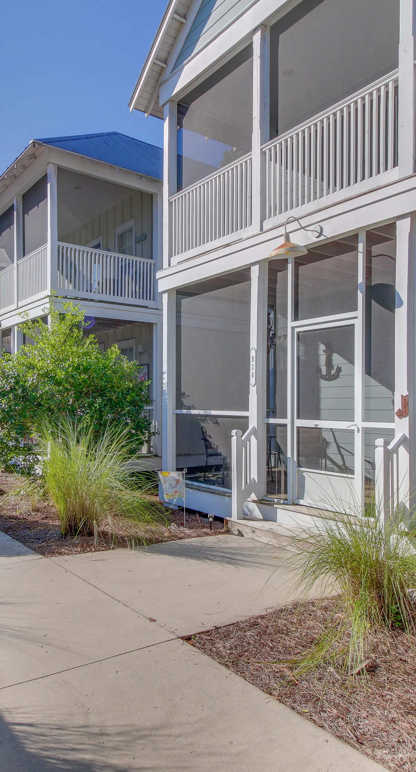 Lovely cottage with screened porches - access to hot tub & gym