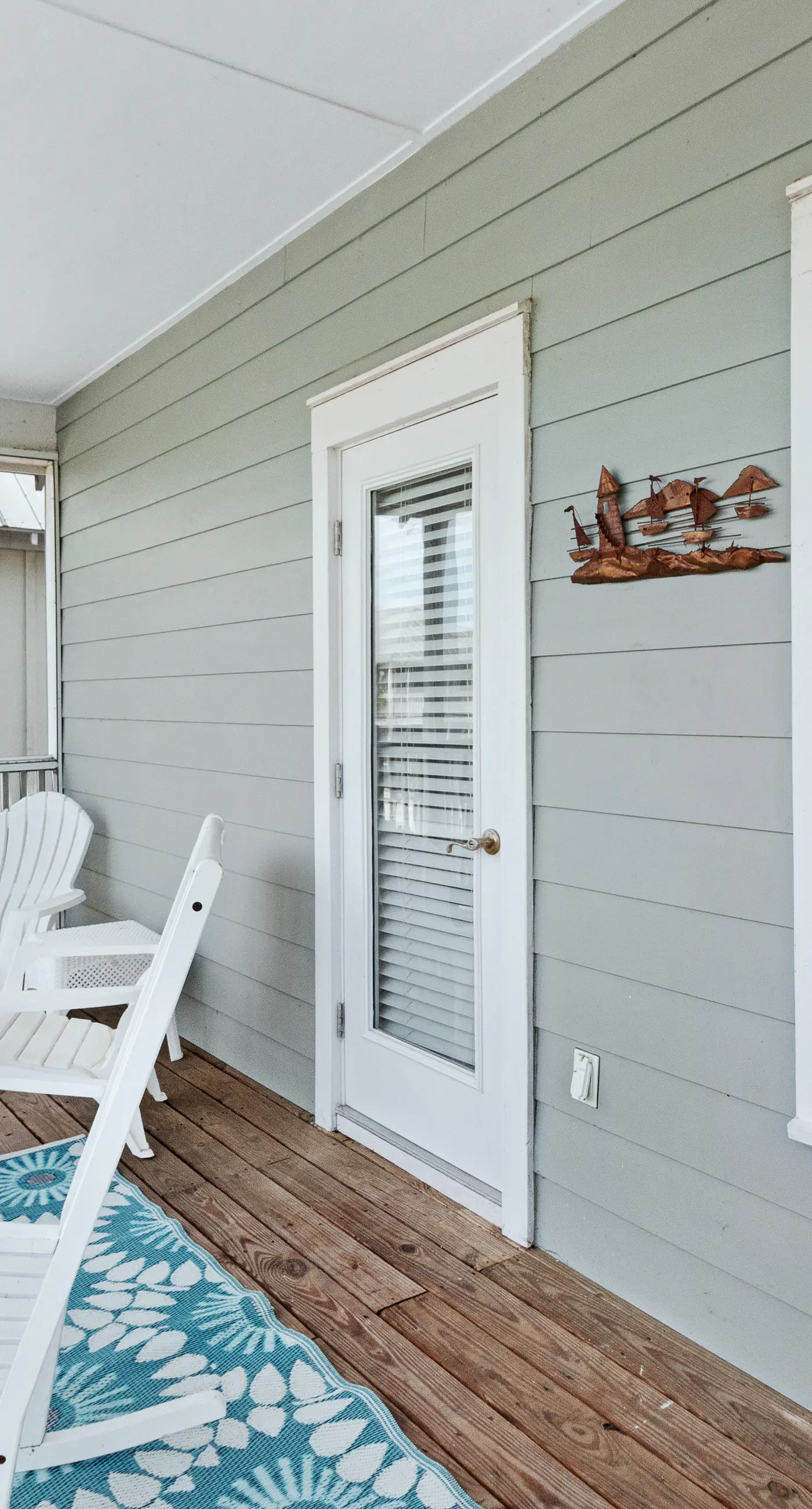 Lovely cottage with screened porches - access to hot tub & gym