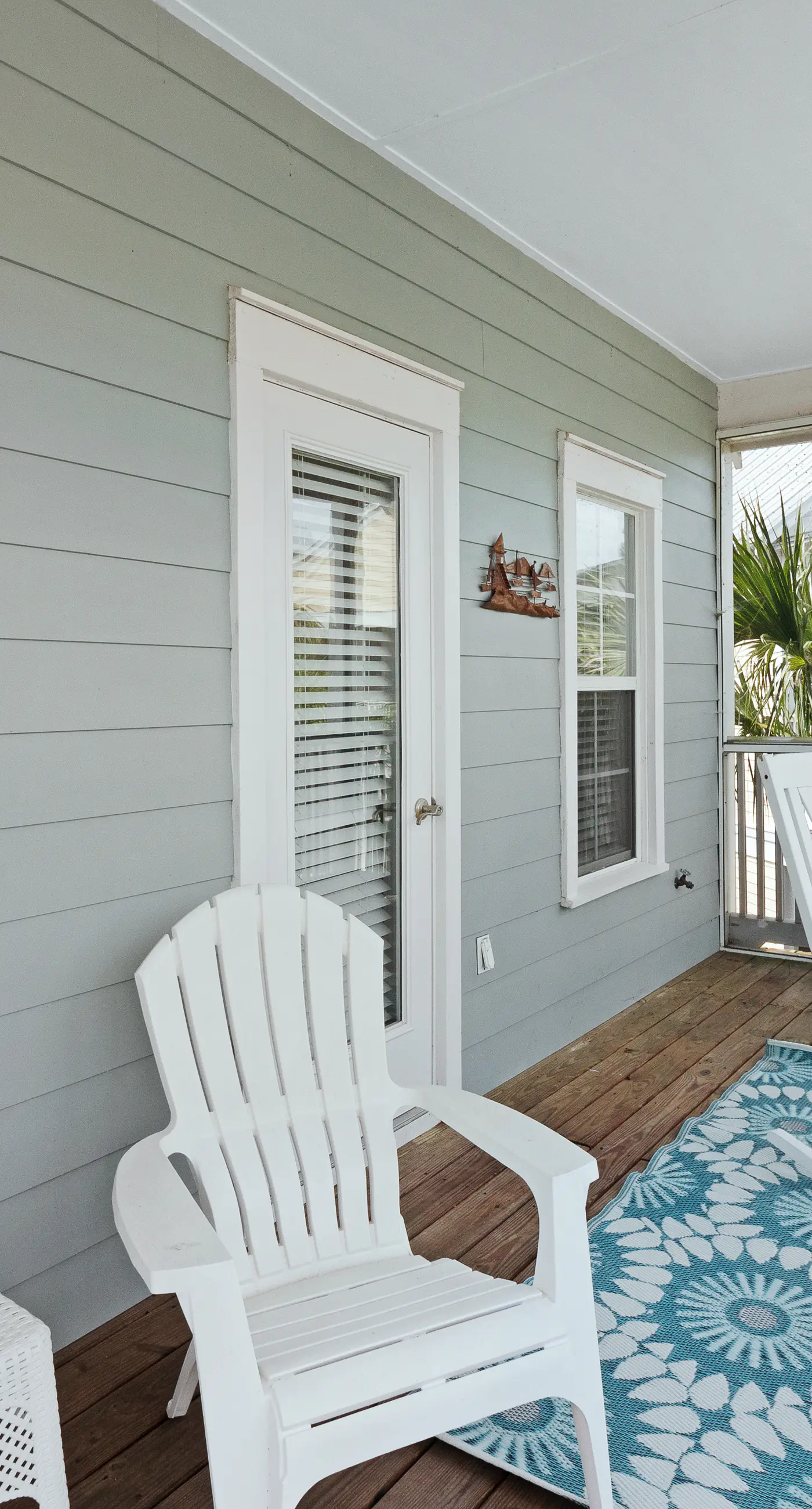 Lovely cottage with screened porches - access to hot tub & gym