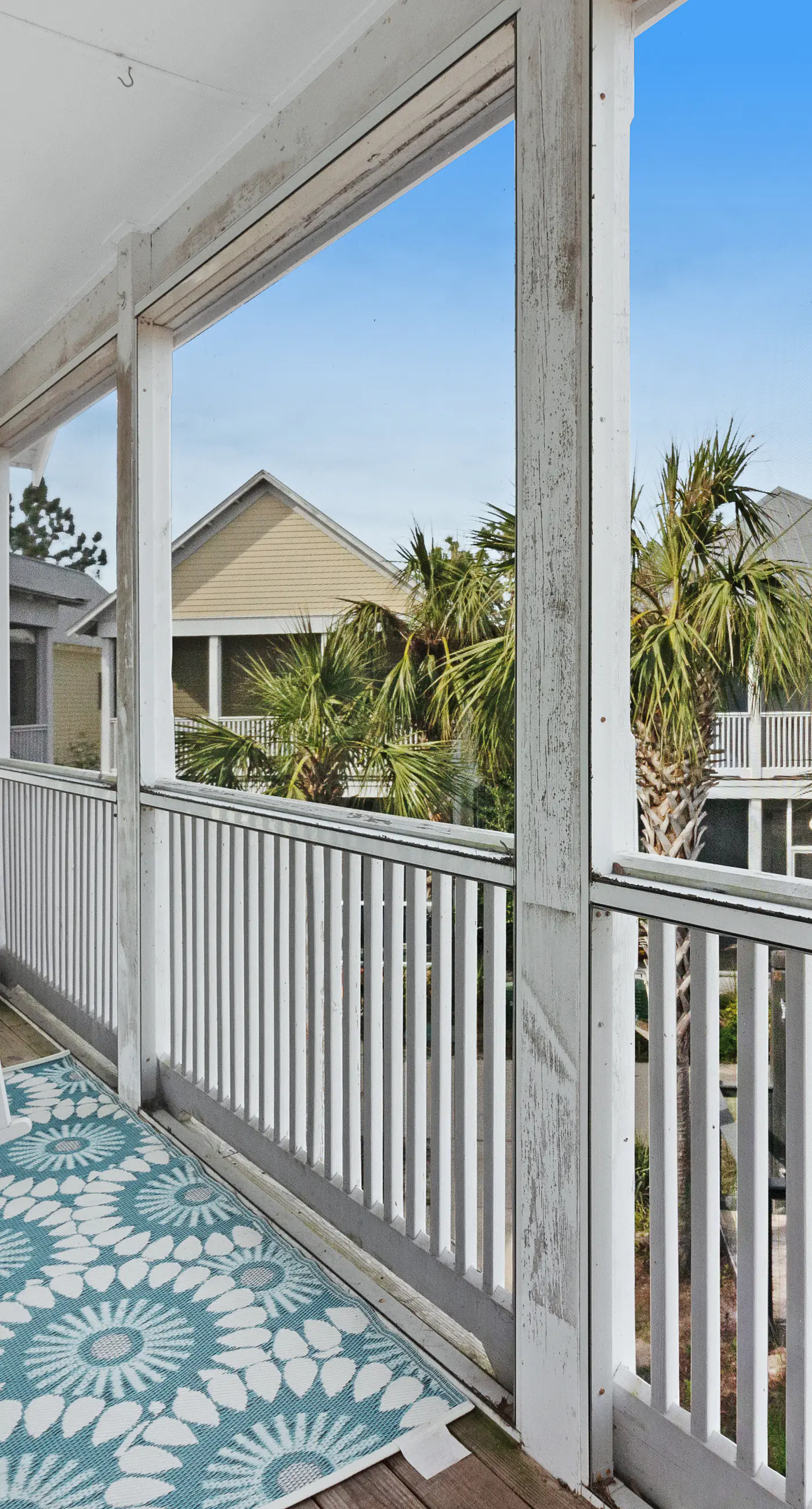 Lovely cottage with screened porches - access to hot tub & gym