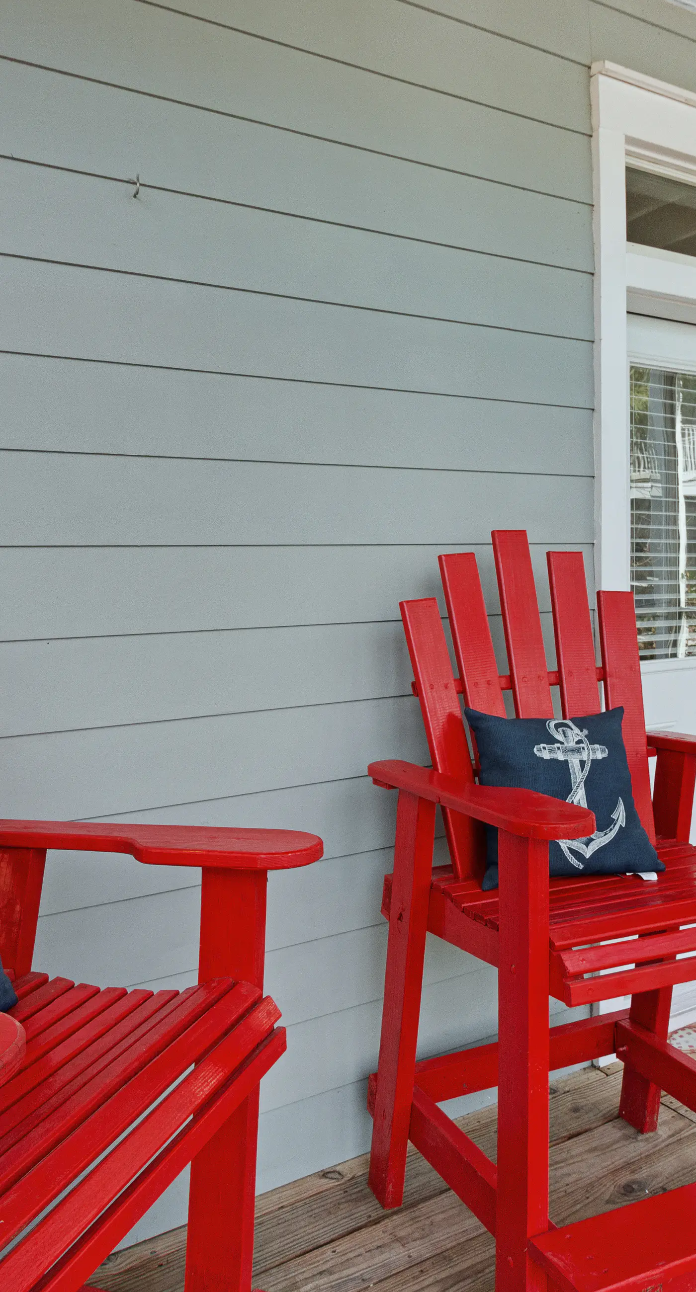 Lovely cottage with screened porches - access to hot tub & gym