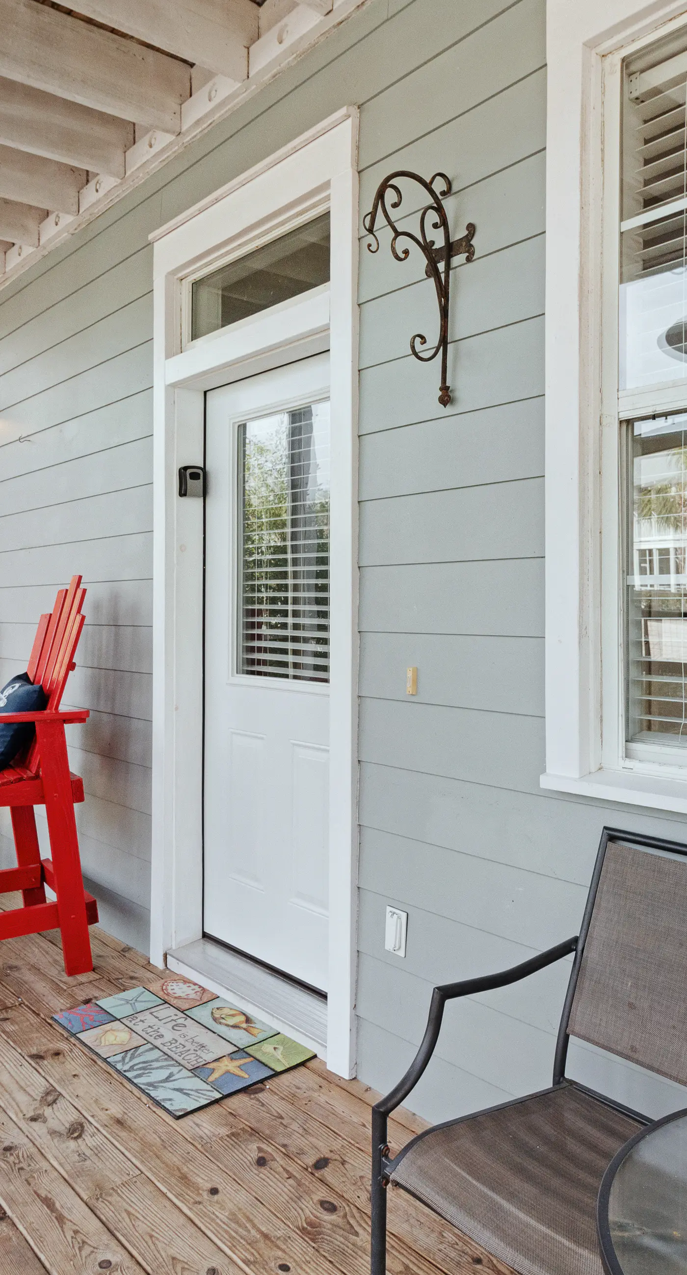 Lovely cottage with screened porches - access to hot tub & gym