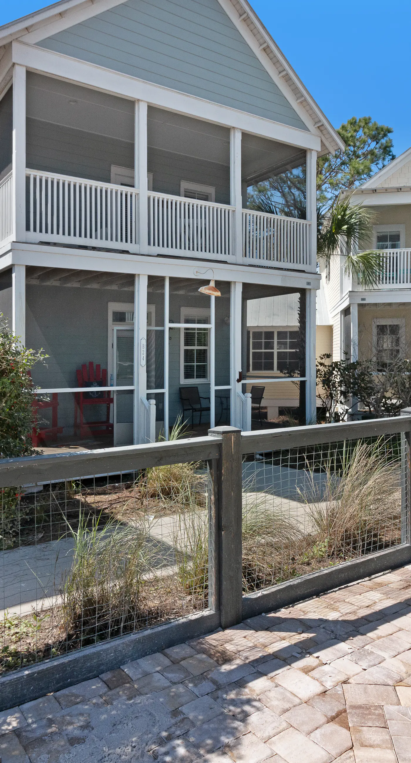 Lovely cottage with screened porches - access to hot tub & gym