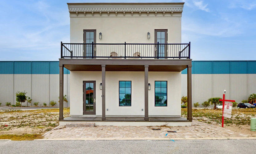 Dog-friendly bay view duplex with full kitchen, washer/dryer, & central AC