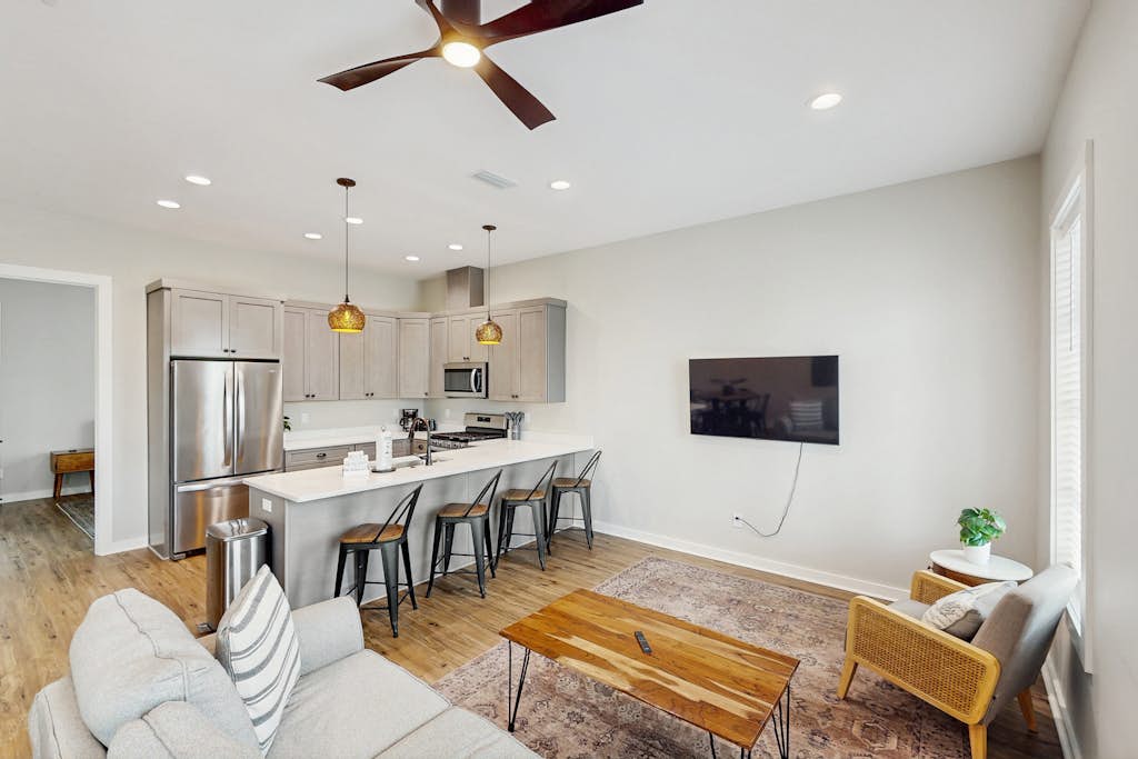 Dog-friendly bay view duplex with full kitchen, washer/dryer, & central AC