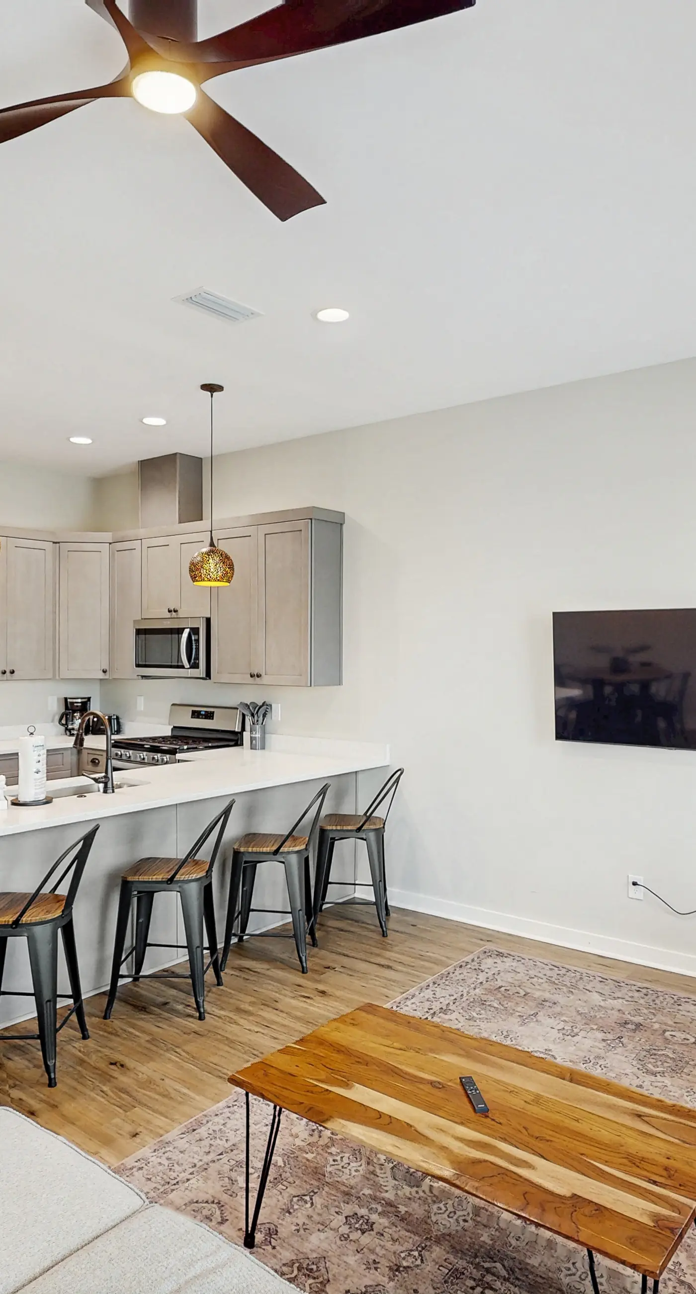 Dog-friendly bay view duplex with full kitchen, washer/dryer, & central AC