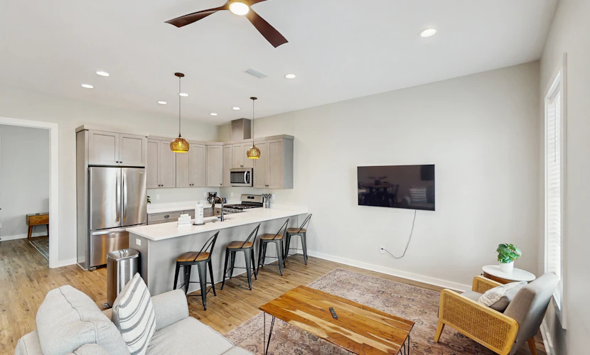Dog-friendly bay view duplex with full kitchen, washer/dryer, & central AC