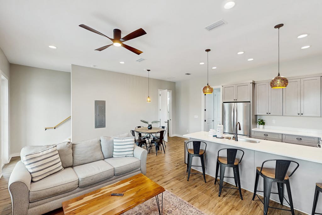 Dog-friendly bay view duplex with full kitchen, washer/dryer, & central AC