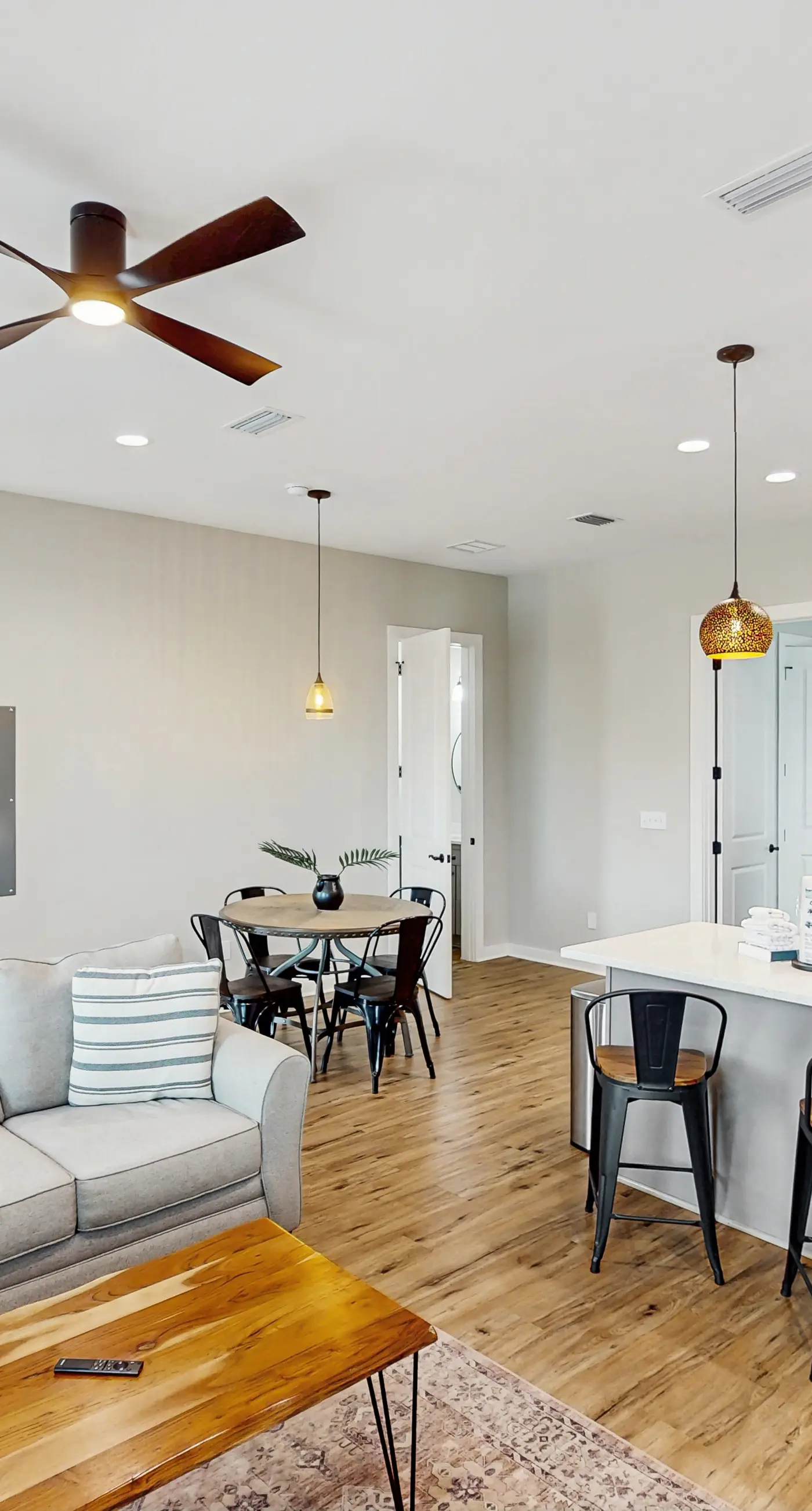 Dog-friendly bay view duplex with full kitchen, washer/dryer, & central AC