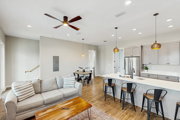 Dog-friendly bay view duplex with full kitchen, washer/dryer, & central AC