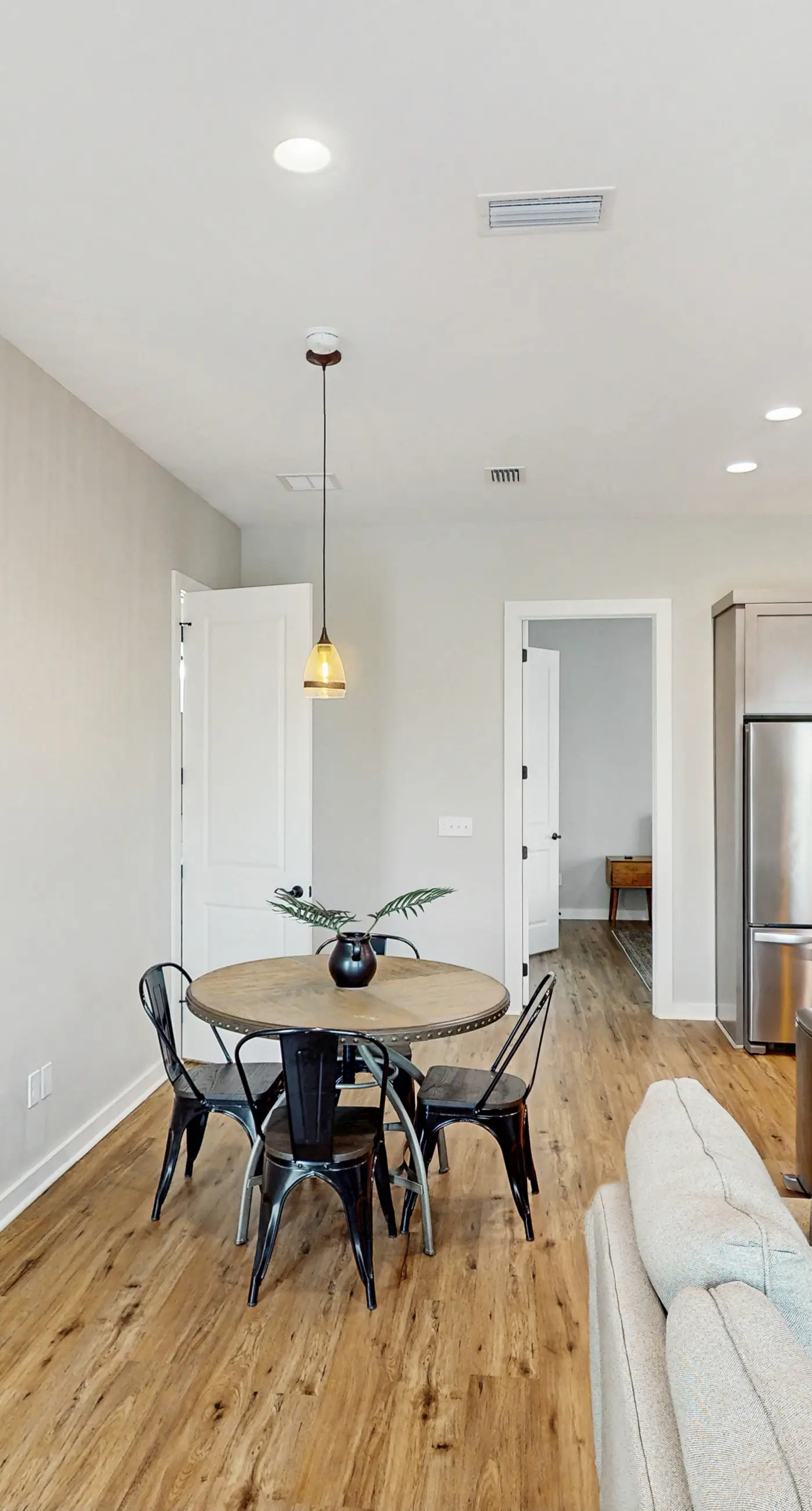 Dog-friendly bay view duplex with full kitchen, washer/dryer, & central AC