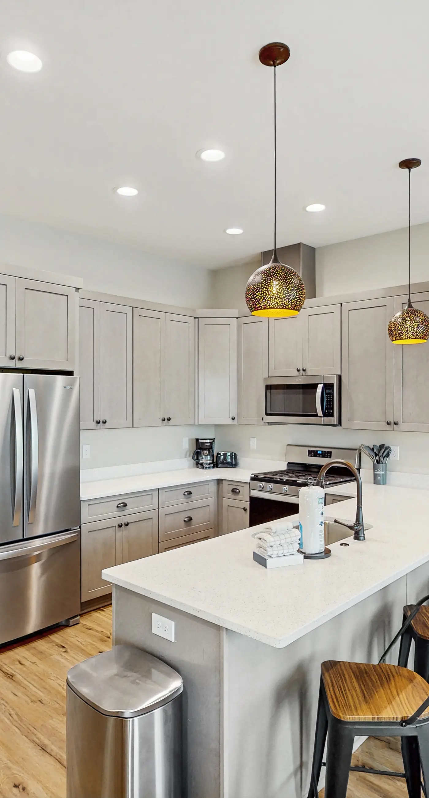 Dog-friendly bay view duplex with full kitchen, washer/dryer, & central AC