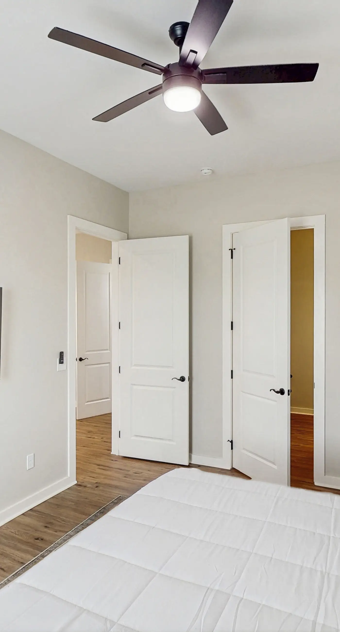 Dog-friendly bay view duplex with full kitchen, washer/dryer, & central AC