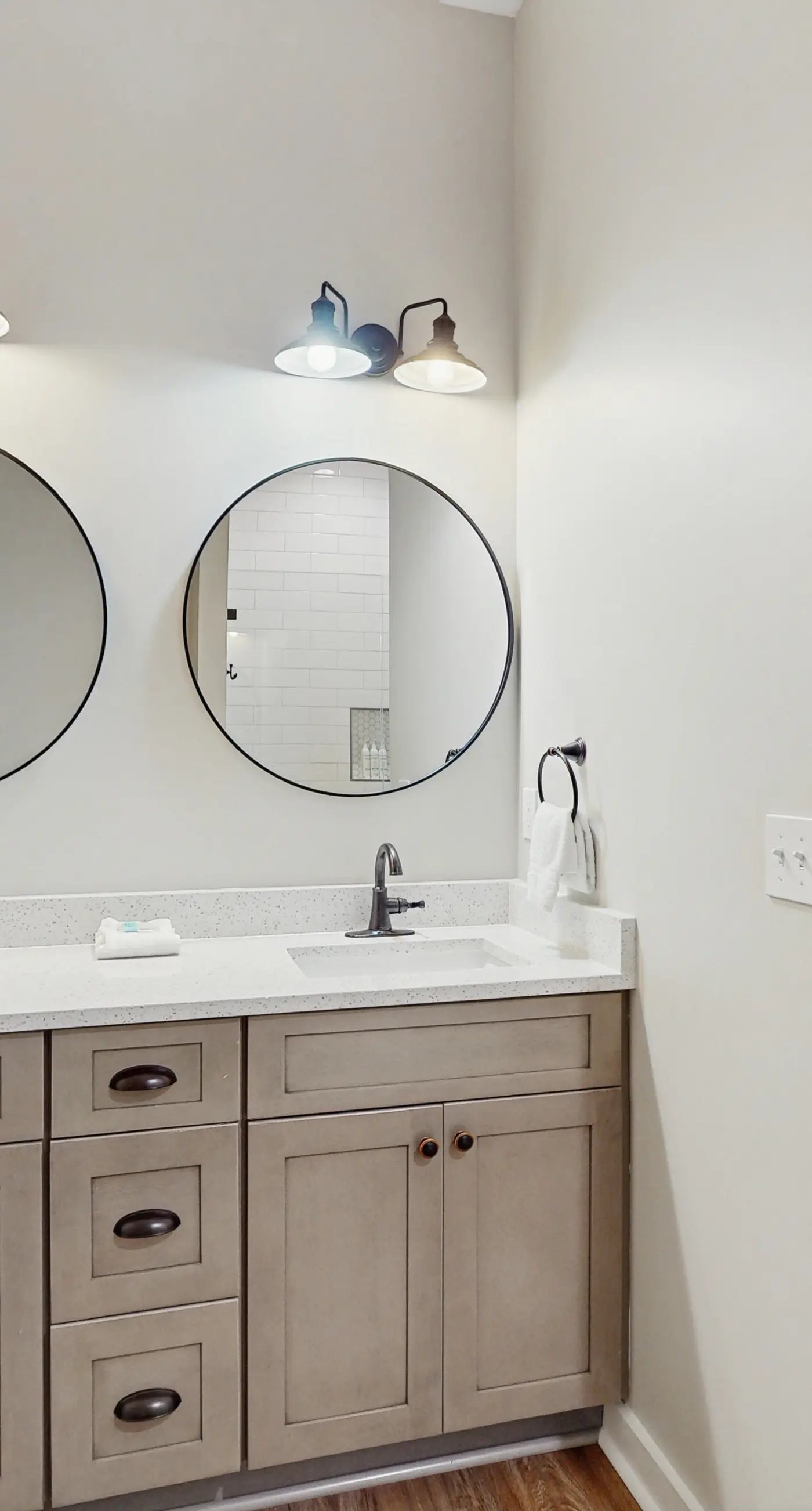 Dog-friendly bay view duplex with full kitchen, washer/dryer, & central AC