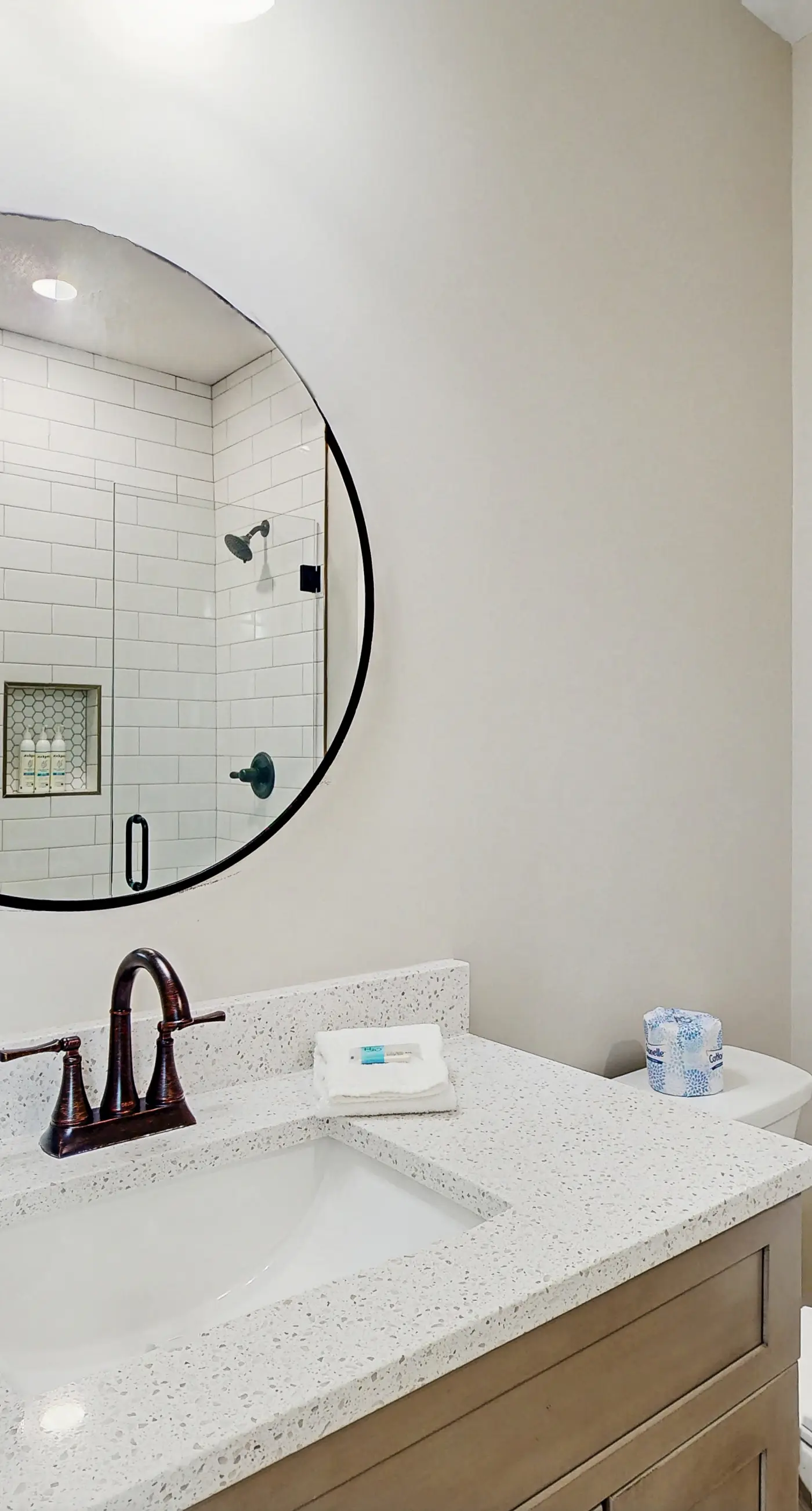 Dog-friendly bay view duplex with full kitchen, washer/dryer, & central AC