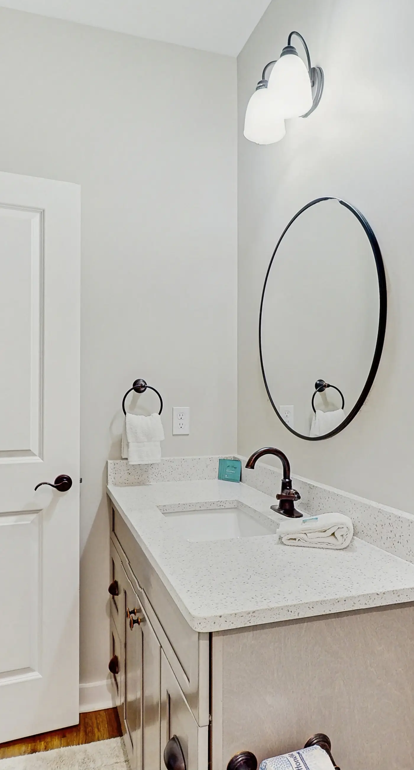 Dog-friendly bay view duplex with full kitchen, washer/dryer, & central AC