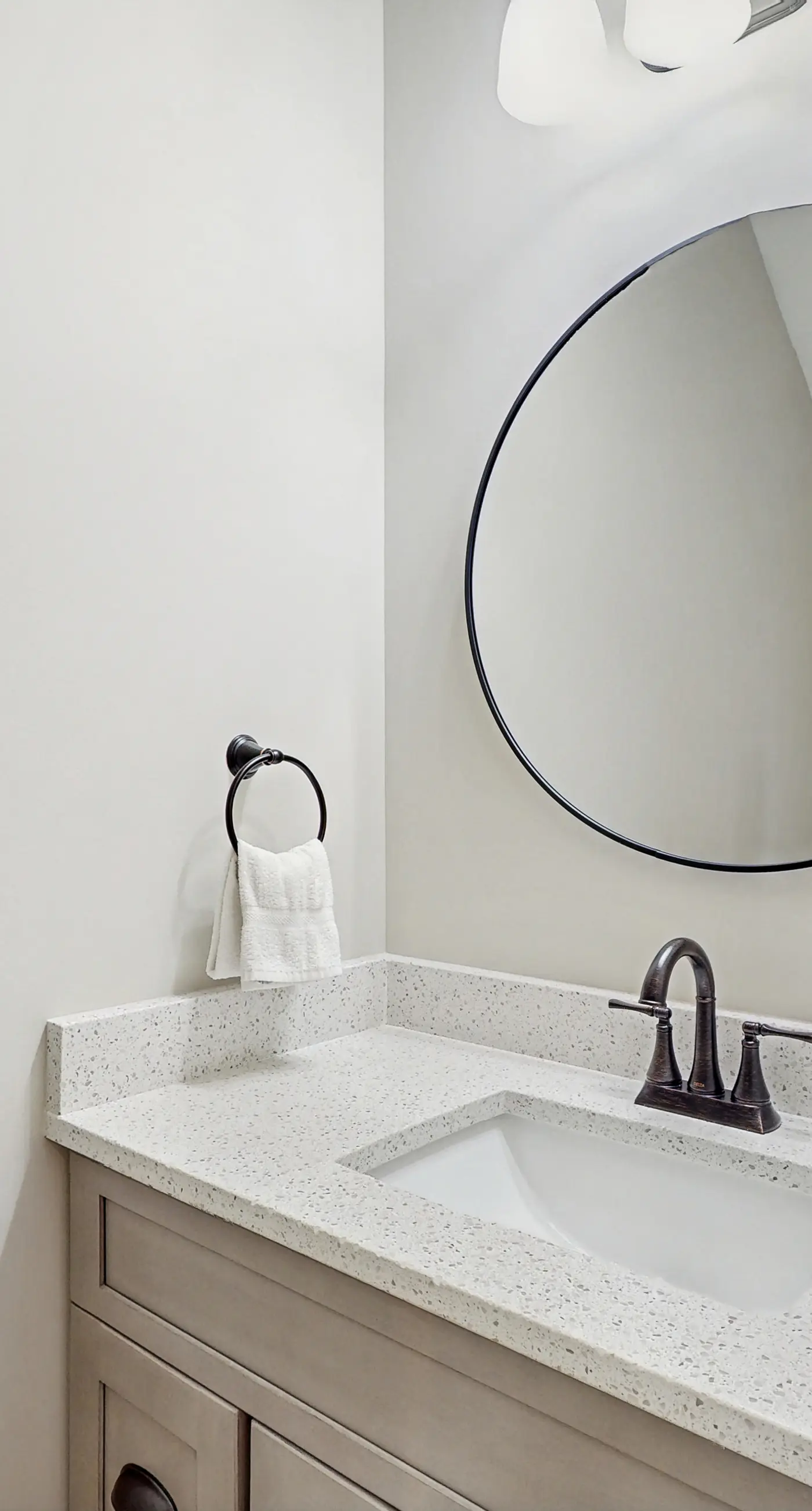 Dog-friendly bay view duplex with full kitchen, washer/dryer, & central AC