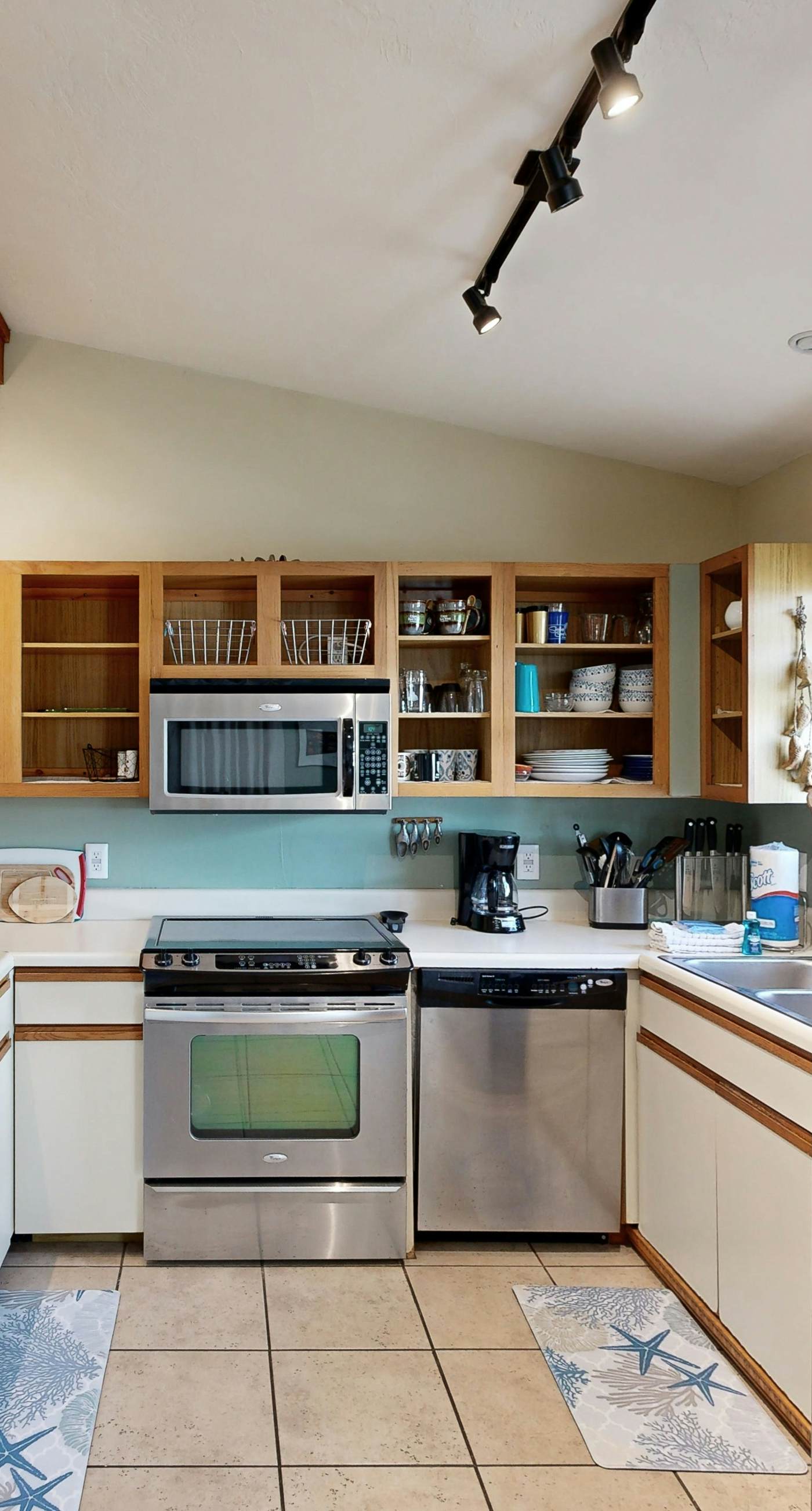 Gorgeous coastal home with shared pool and easy beach access