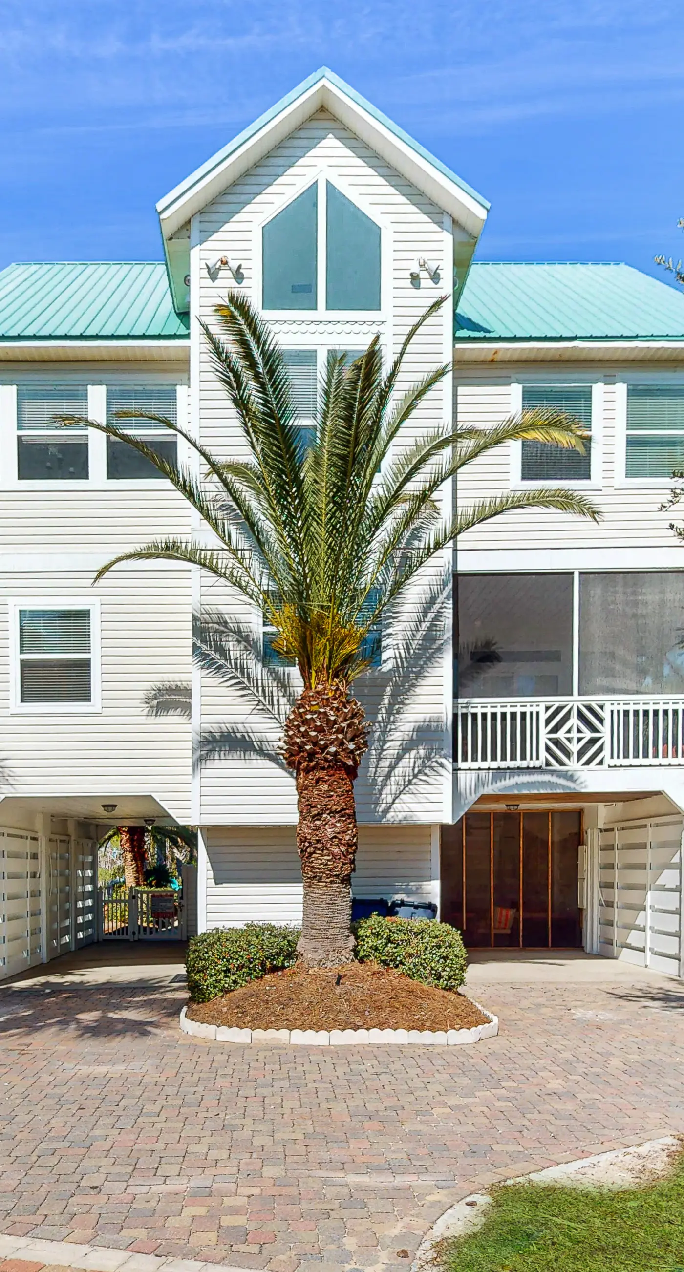 Newly renovated home with tennis, private pool, deck, & fireplace - dog-friendly