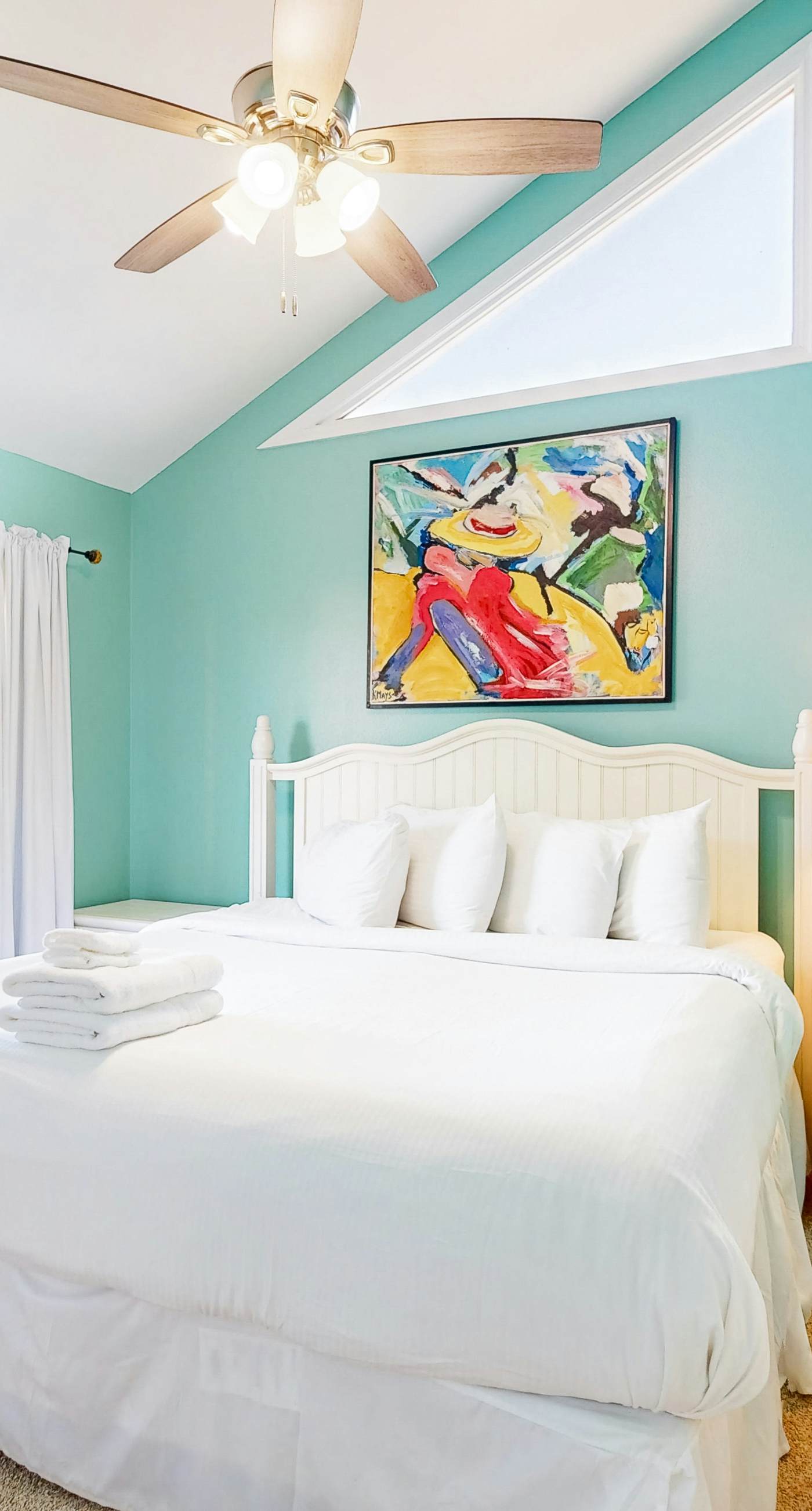 Coastal hideaway with a hot tub, outdoor shower, firepit, & deck - dog-friendly