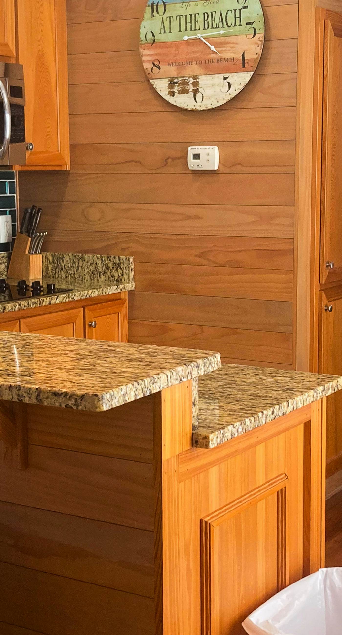 Cozy coastal home with plenty of space, full kitchen and close to beach