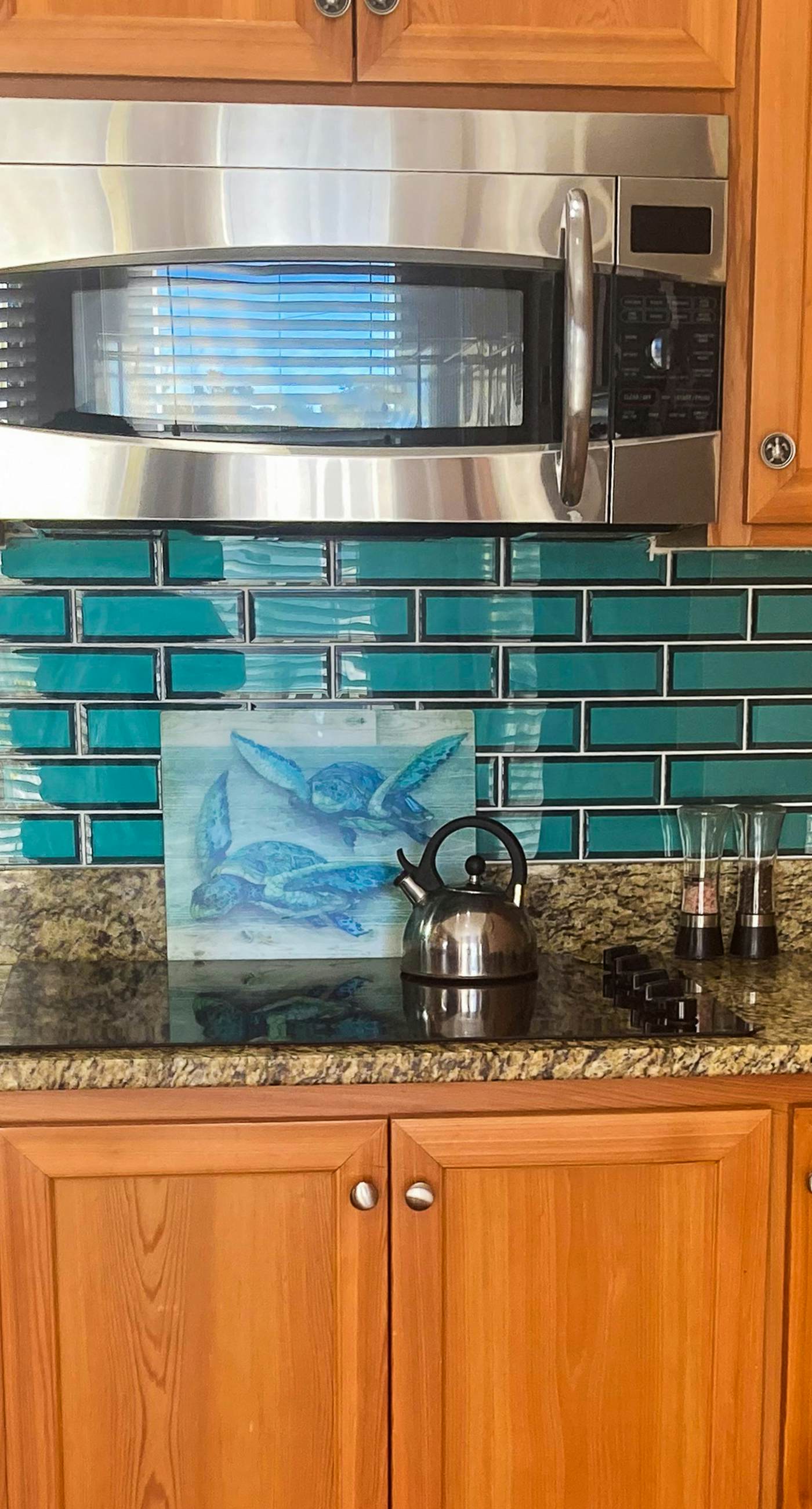 Cozy coastal home with plenty of space, full kitchen and close to beach