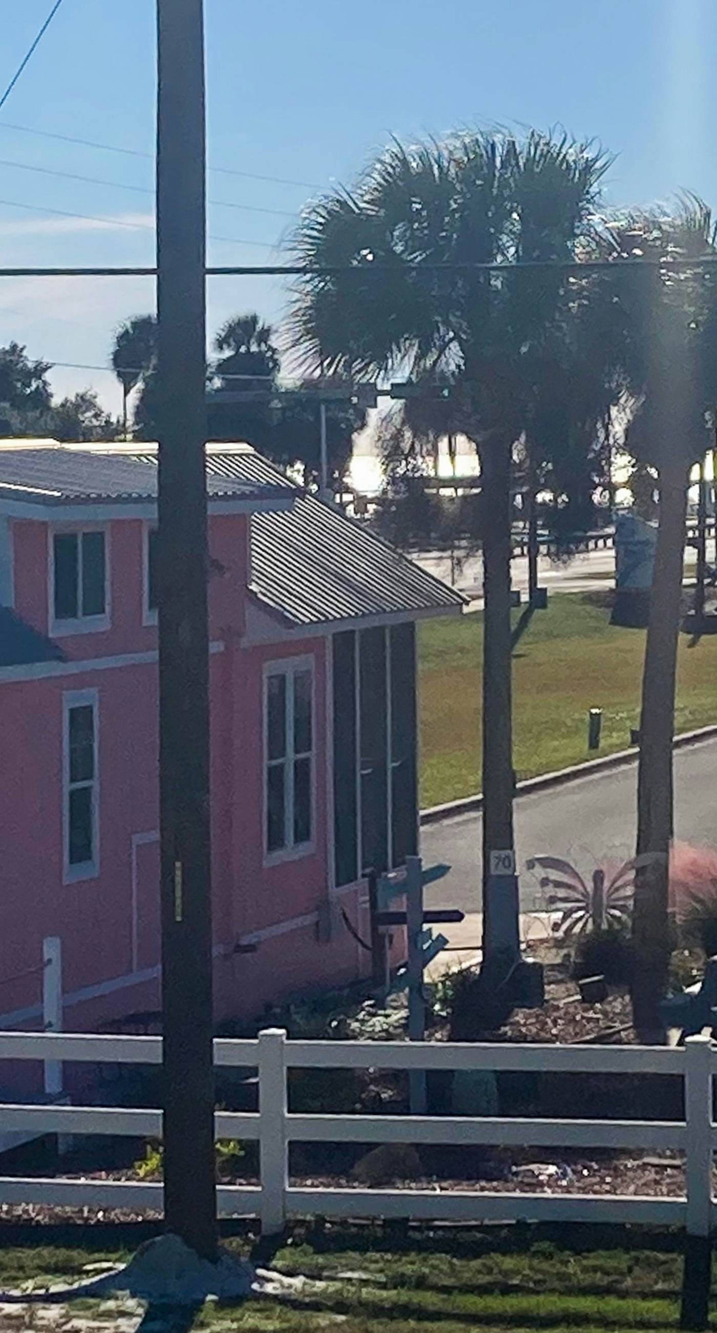 Cozy coastal home with plenty of space, full kitchen and close to beach