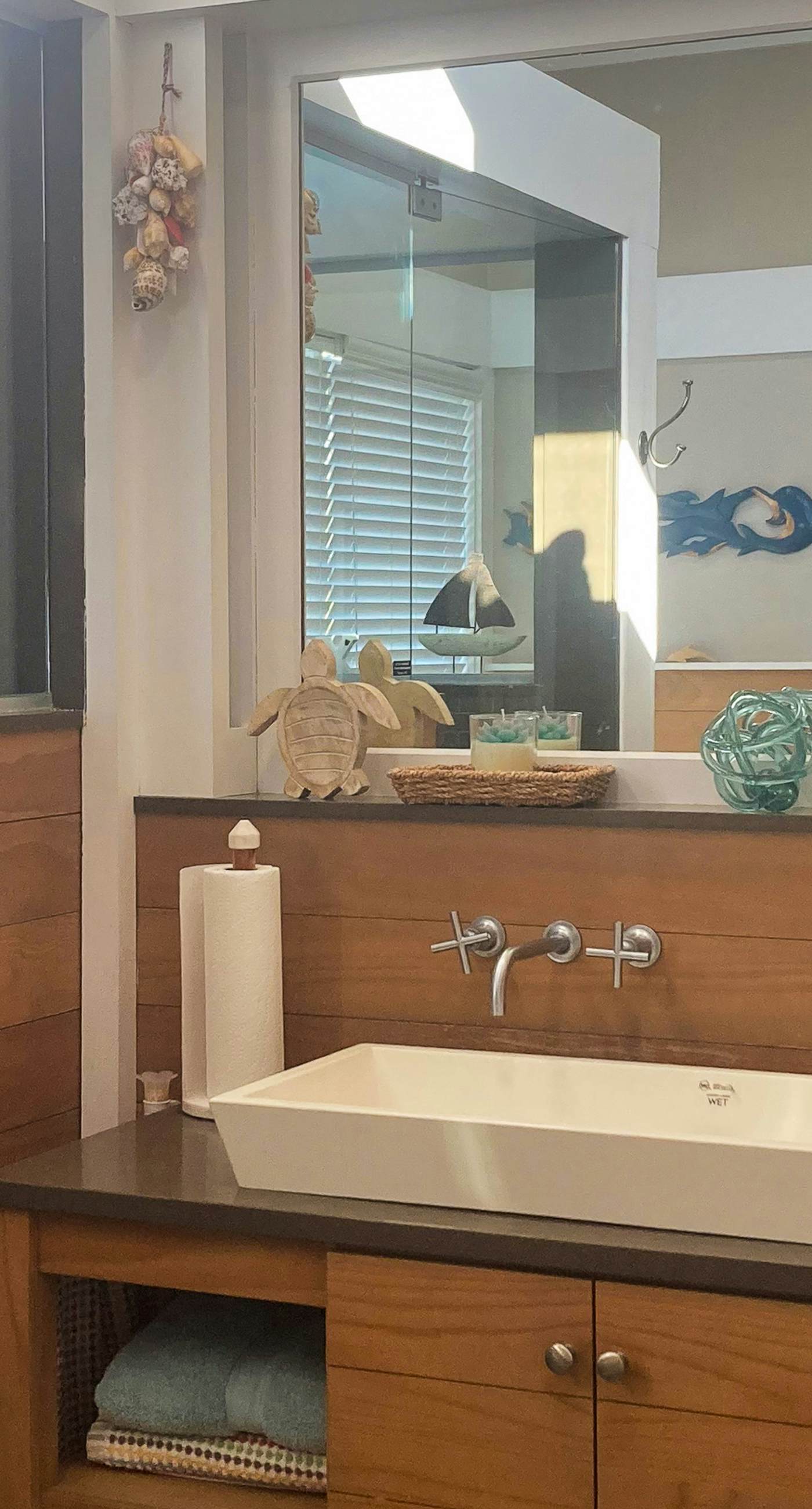 Cozy coastal home with plenty of space, full kitchen and close to beach