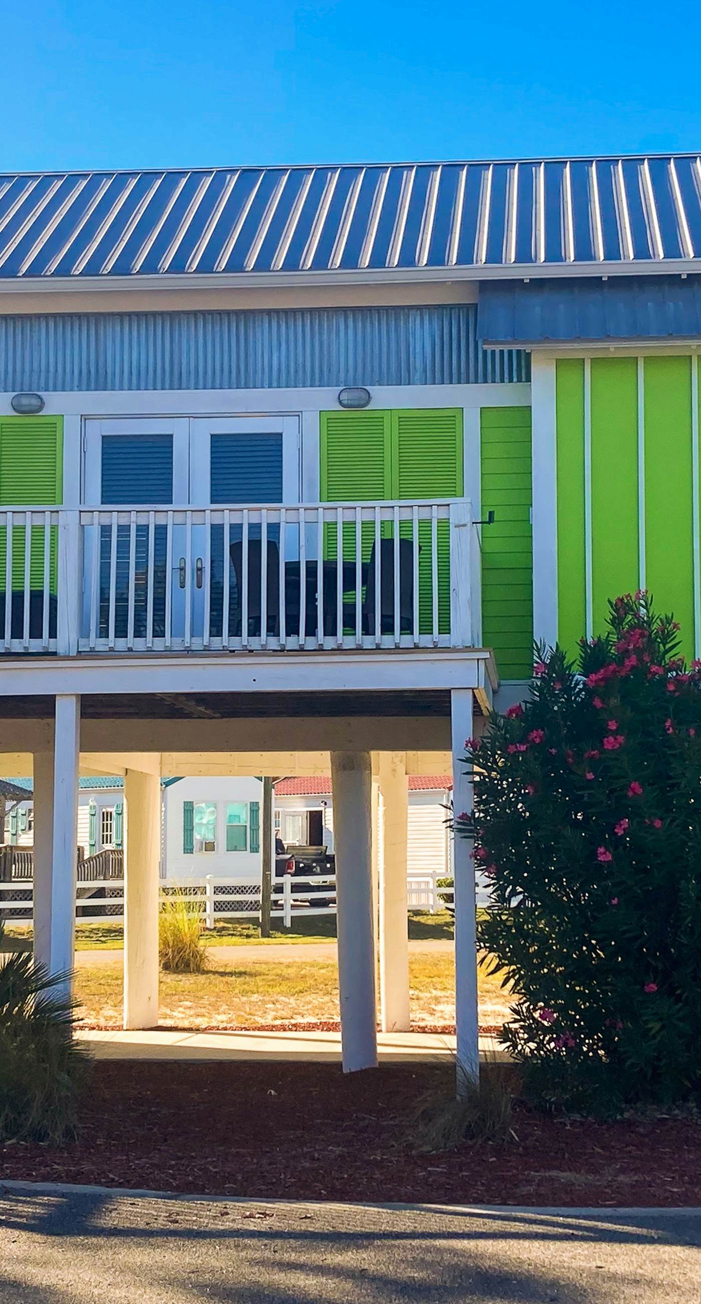 Cozy coastal home with plenty of space, full kitchen and close to beach